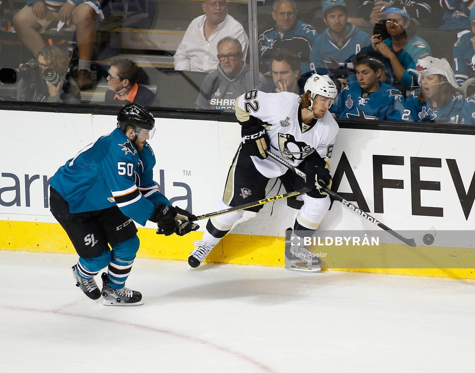 Pittsburgh Penguins left wing Carl Hagelin (62) and San