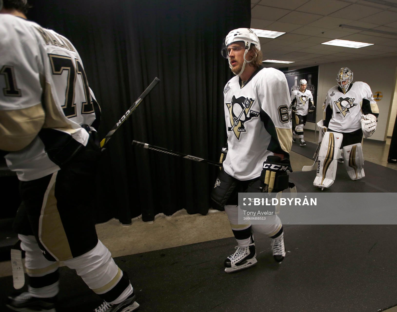 Pittsburgh Penguins left wing Carl Hagelin (62) walks off