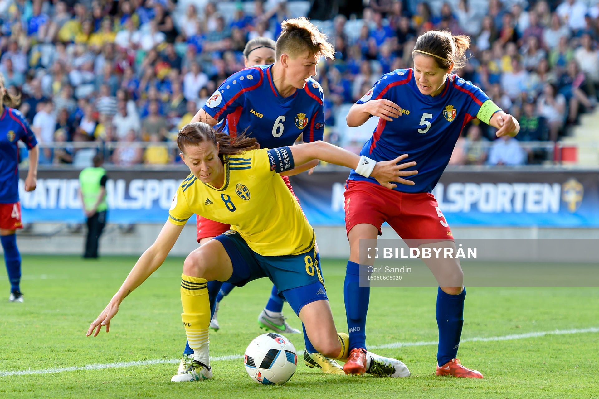 Sveriges Lotta Schelin och Moldaviens Natalia Munteanu och