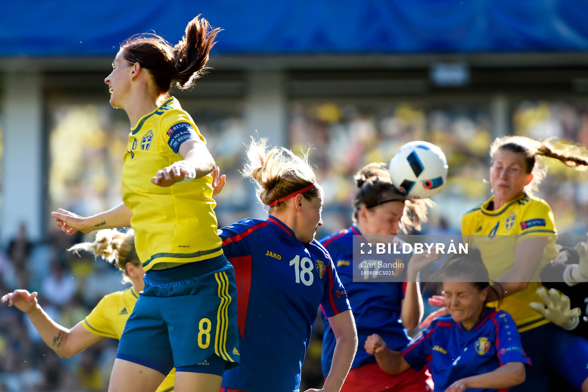 Moldaviens Nadejda Colesnicenco gör självmål till 1-0
