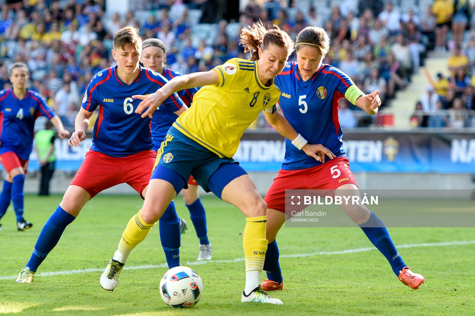 Sveriges Lotta Schelin och Moldaviens Natalia Munteanu och