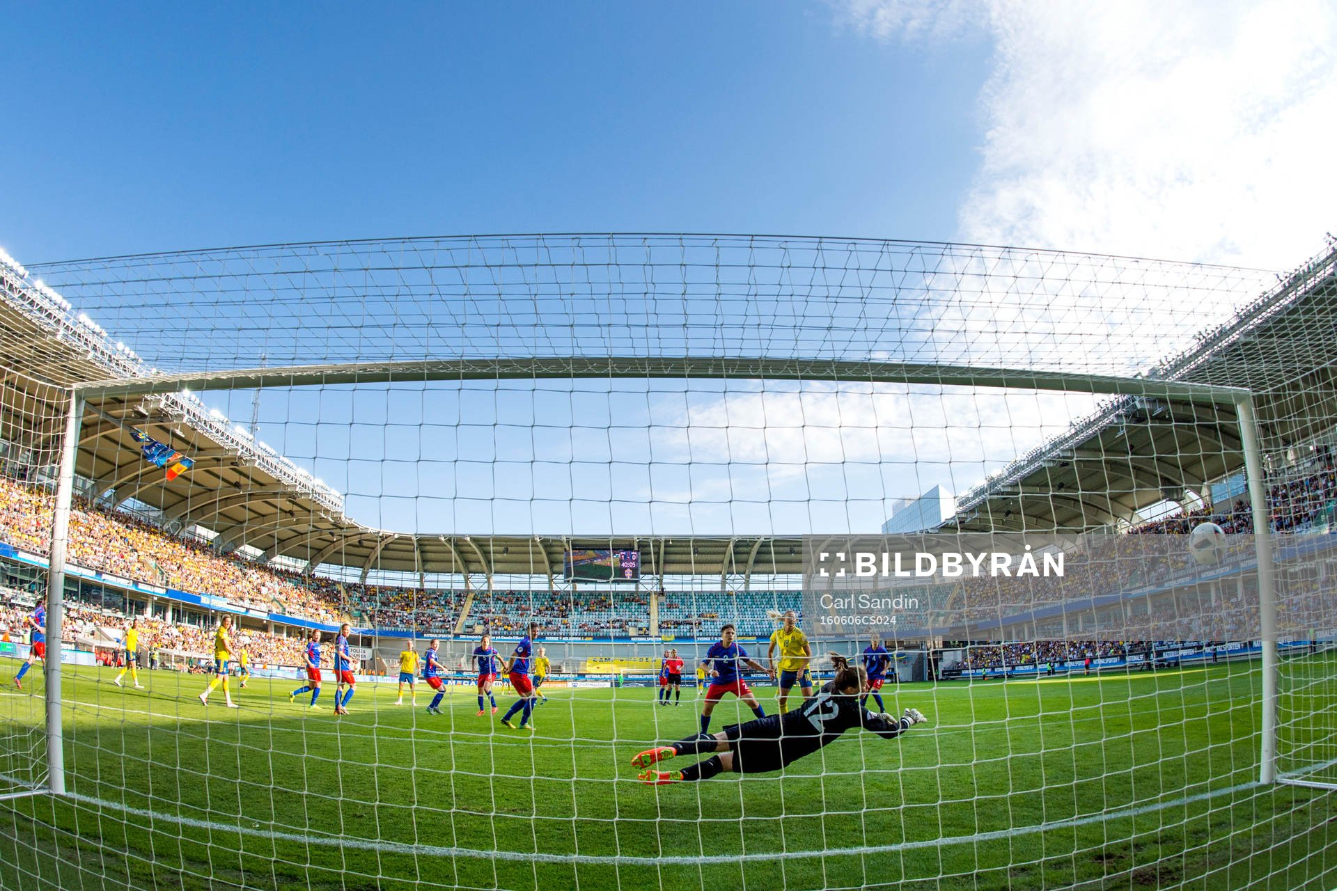 Sveriges Kosovare Asllani (ej i bild) gör 2-0 bakom