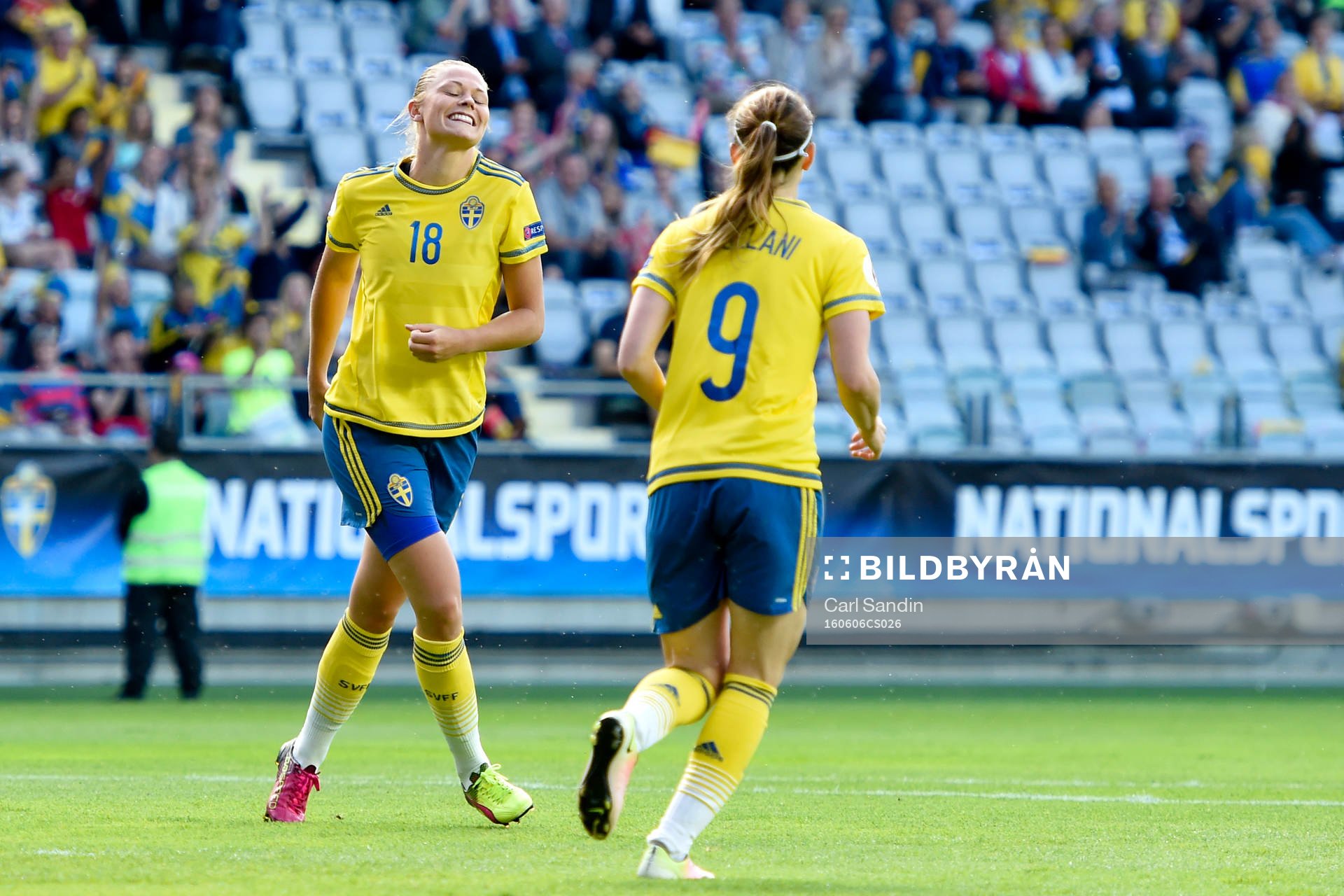 Sveriges Fridolina Rolfö och Kosovare Asllani jublar
