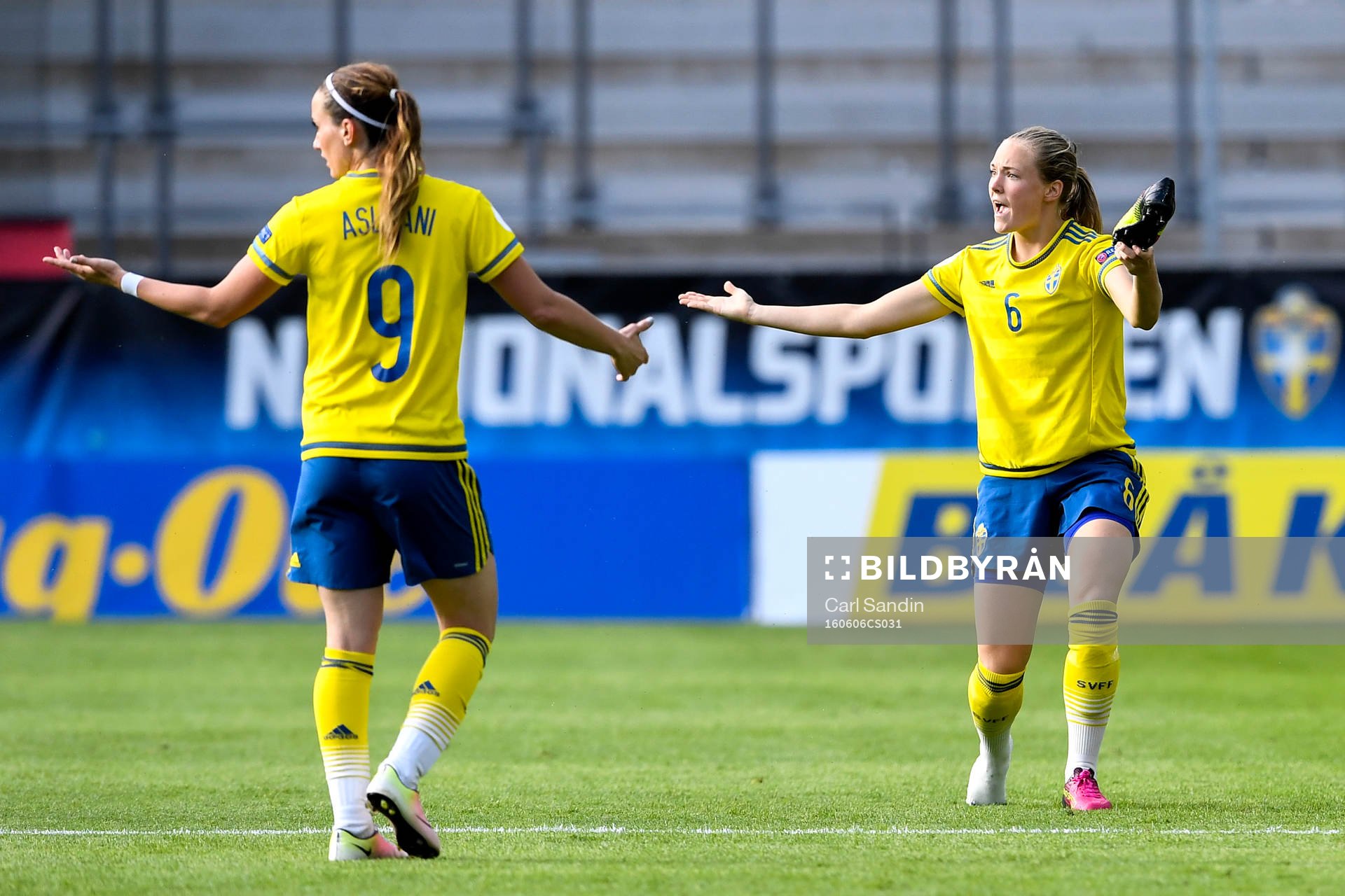 Sveriges Kosovare Asllani och Magdalena Eriksson signalerar