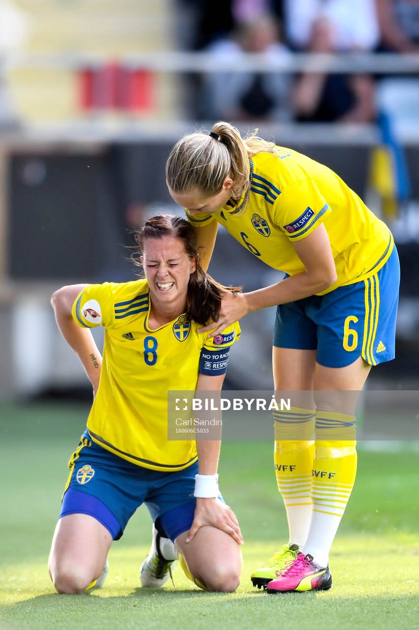 Sveriges Lotta Schelin ses till av Magdalena Eriksson