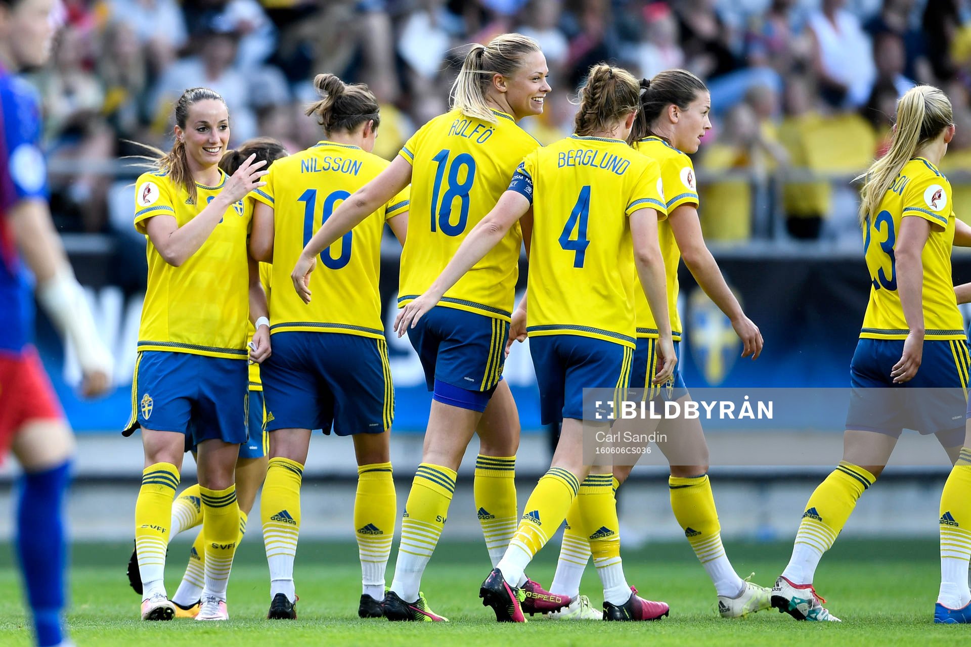 Sveriges Kosovare Asllani jublar