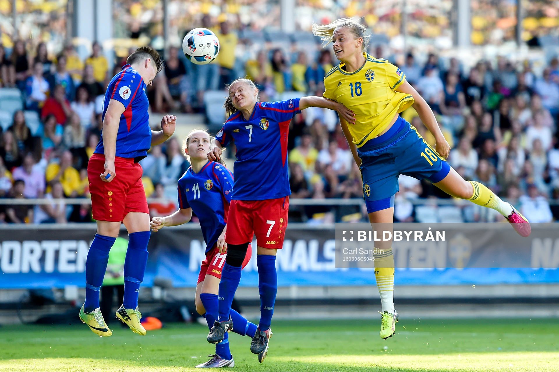Sveriges Fridolina Rolfö nickar mot mål
