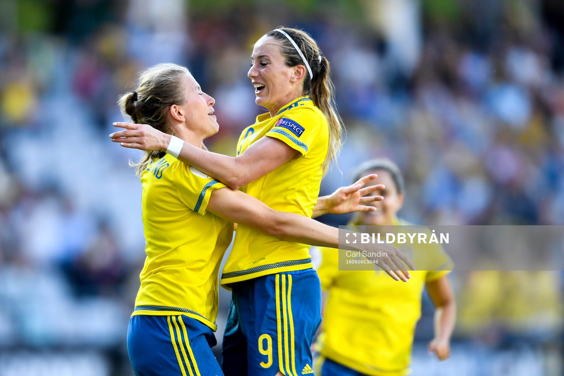 Sveriges Emma Berglund och Kosovare Asllani jublar