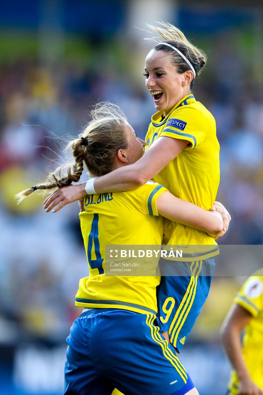 Sveriges Emma Berglund och Kosovare Asllani jublar