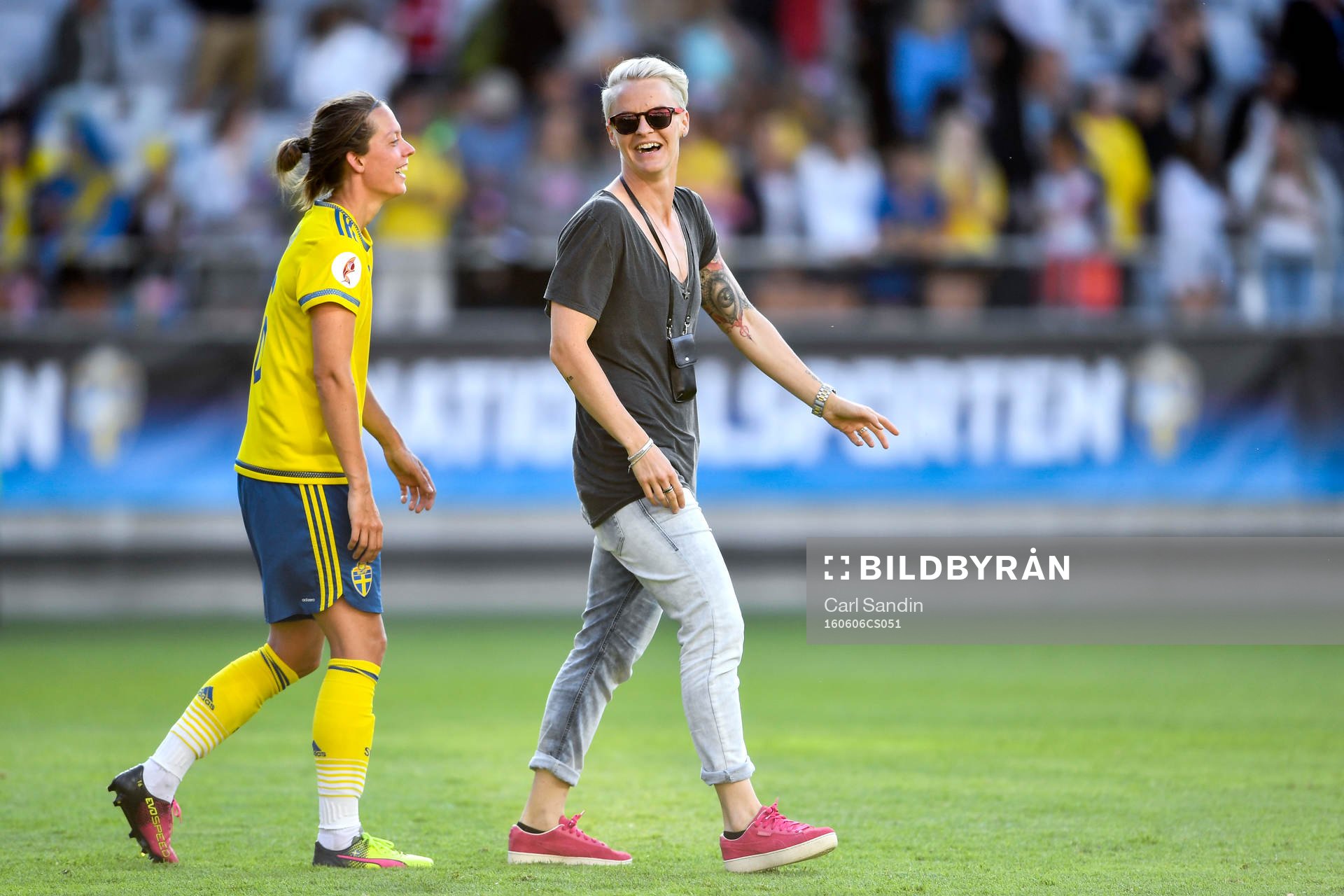 Sveriges Lina Nilsson och Nilla Fischer skrattar efter EM-kvalmatchen i fotboll mellan Sverige och Moldavien den 6 juni 2016 i Göteborg.