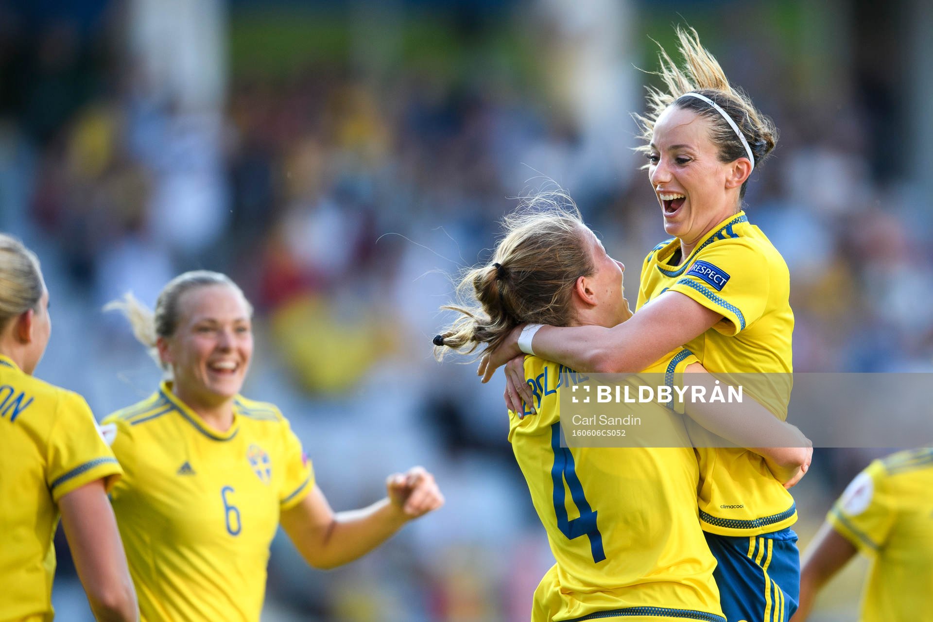 Sveriges Emma Berglund och Kosovare Asllani jublar