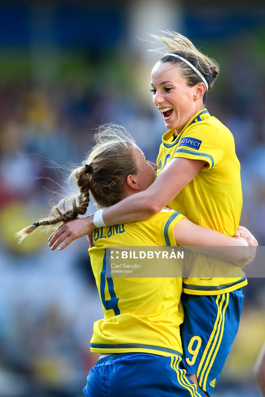 Sveriges Emma Berglund och Kosovare Asllani jublar