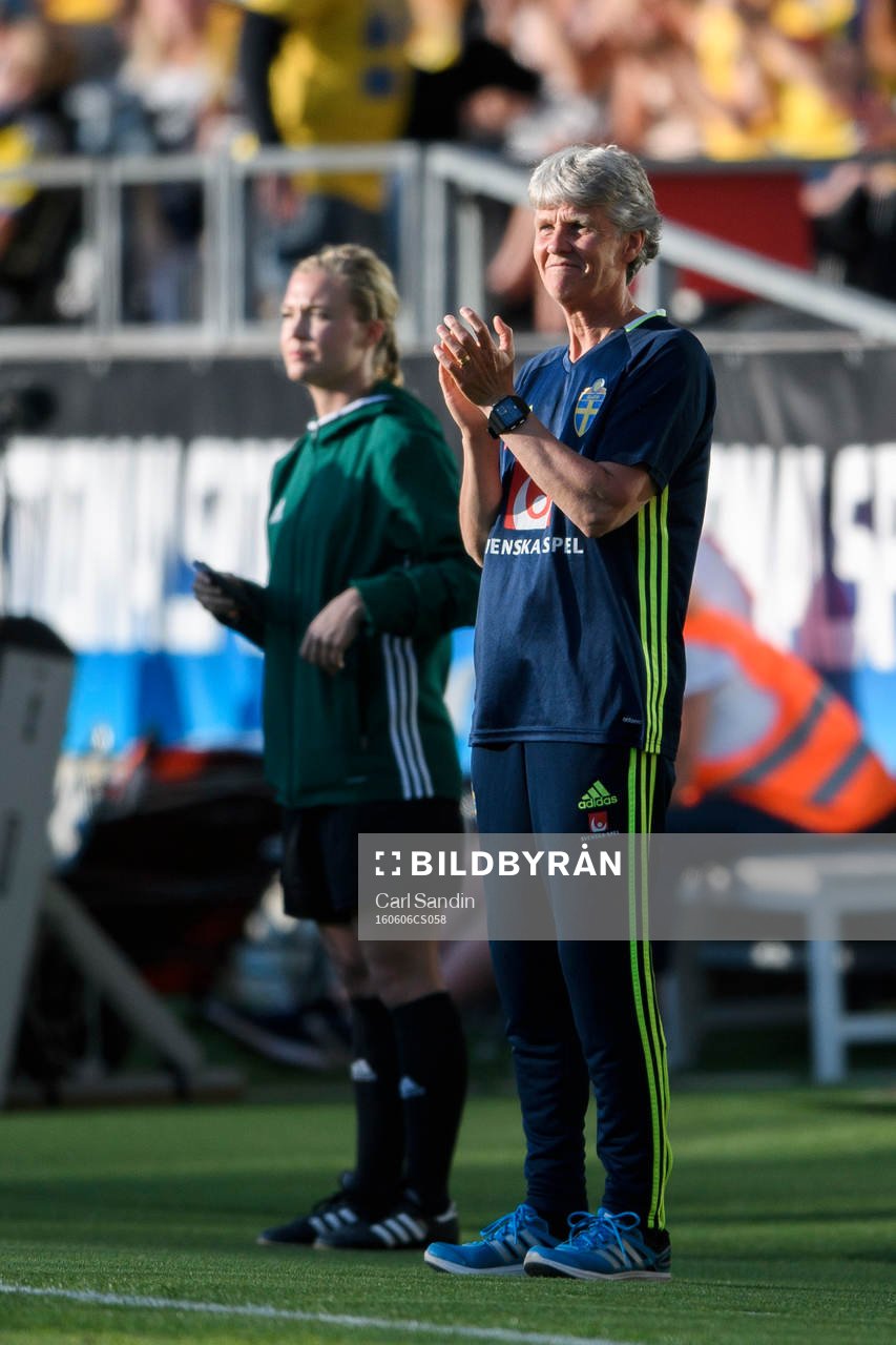 Sveriges förbundskapten Pia Sundhage jublar