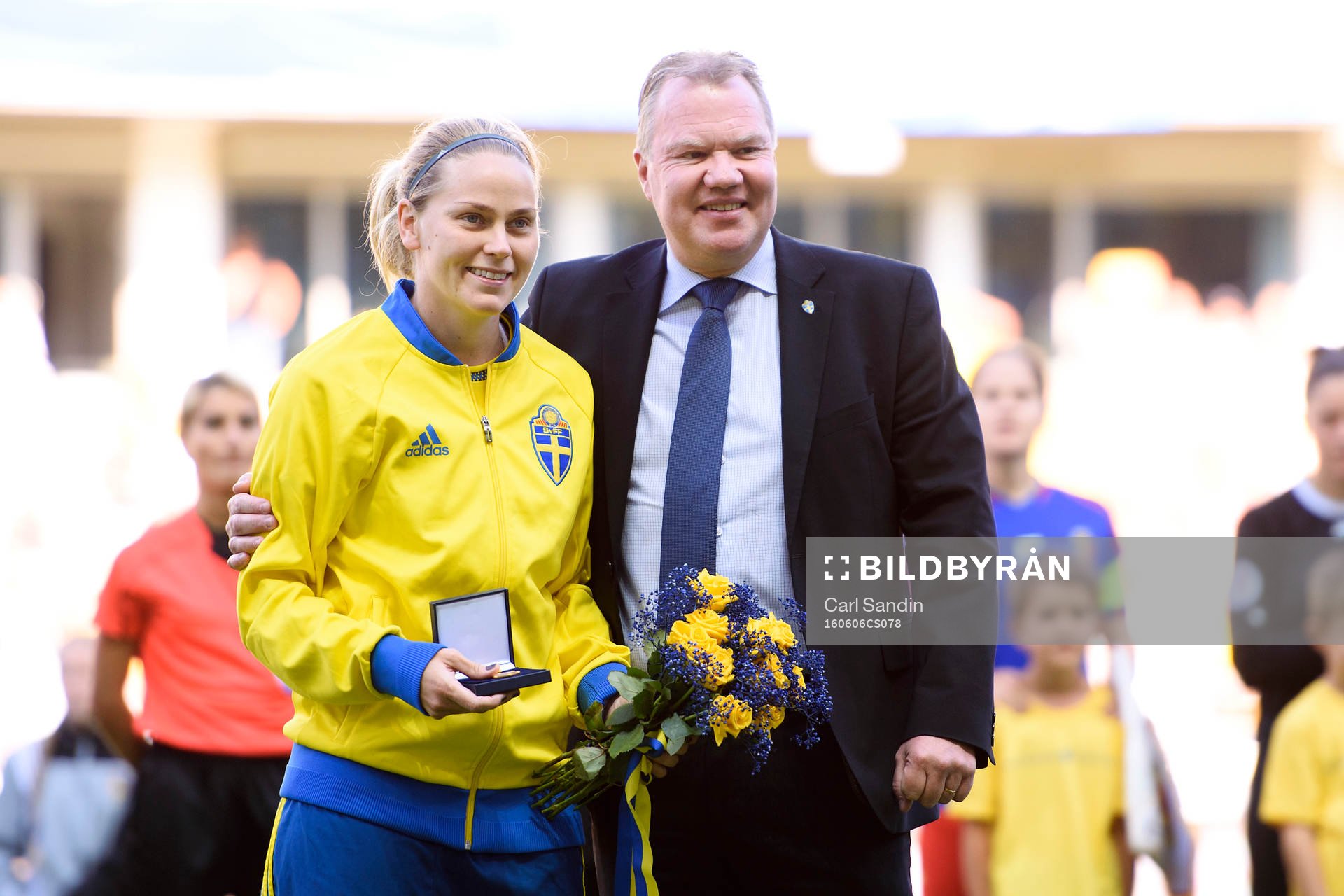 Sveriges Lisa Dahlkvist får en utmärkelse av Svenska