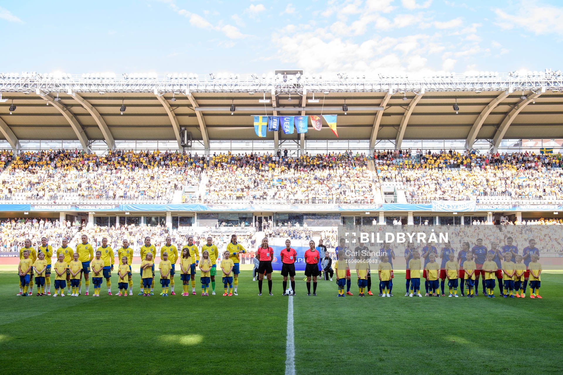 Lagen står uppställda vid lineup innan EM-kvalmatchen i