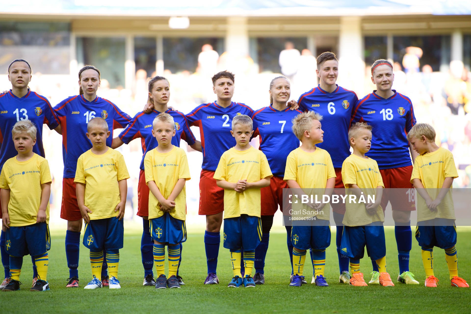 Moldaviens spelare vid lineup innan EM-kvalmatchen i