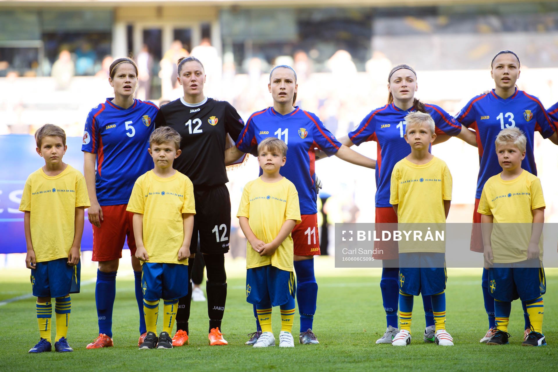 Moldaviens spelare vid lineup innan EM-kvalmatchen i