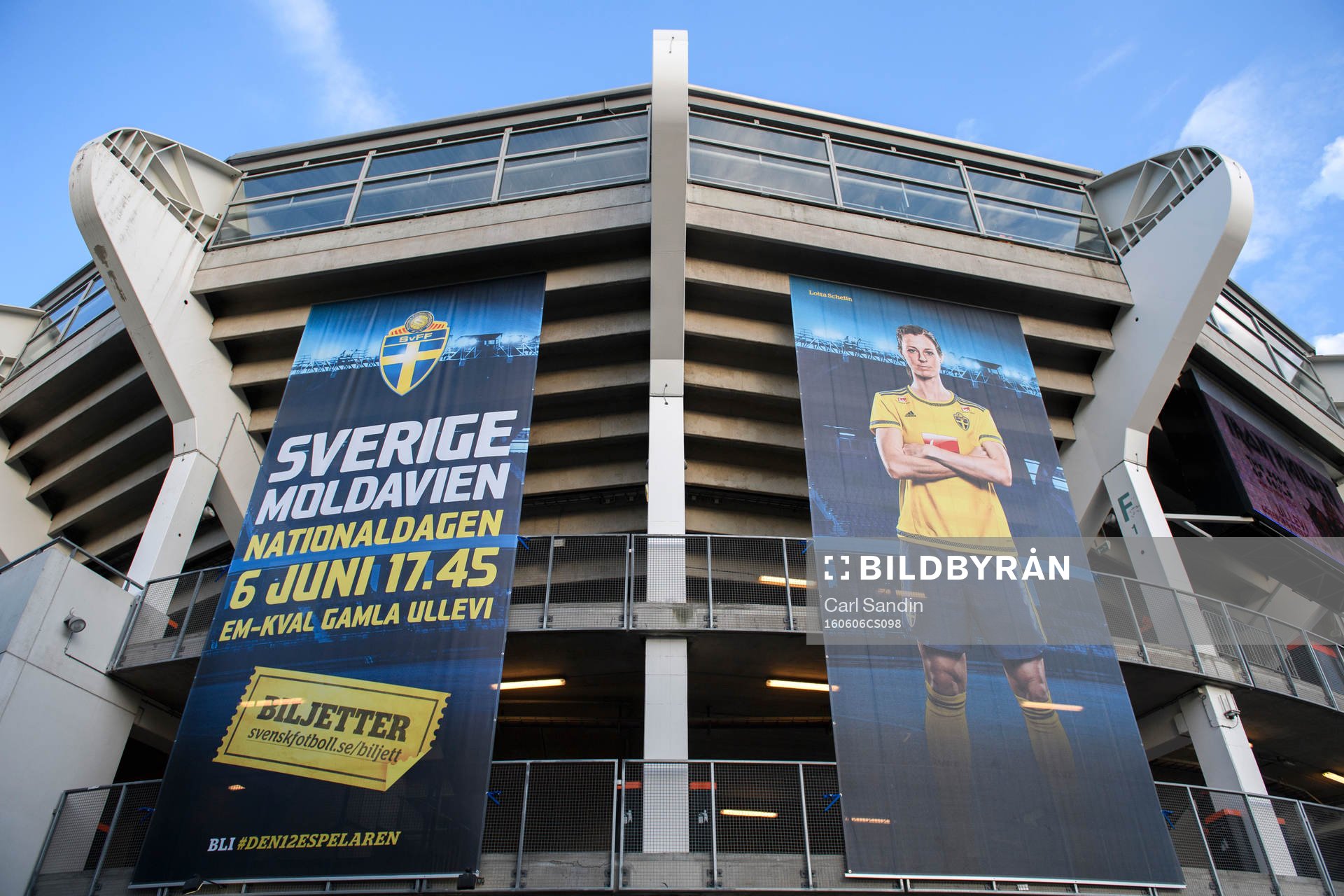 En vepa med en bild på Sveriges Lotta Schelin hänger