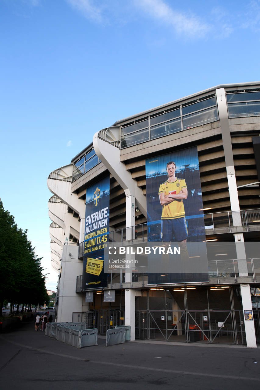 En vepa med en bild på Sveriges Lotta Schelin hänger
