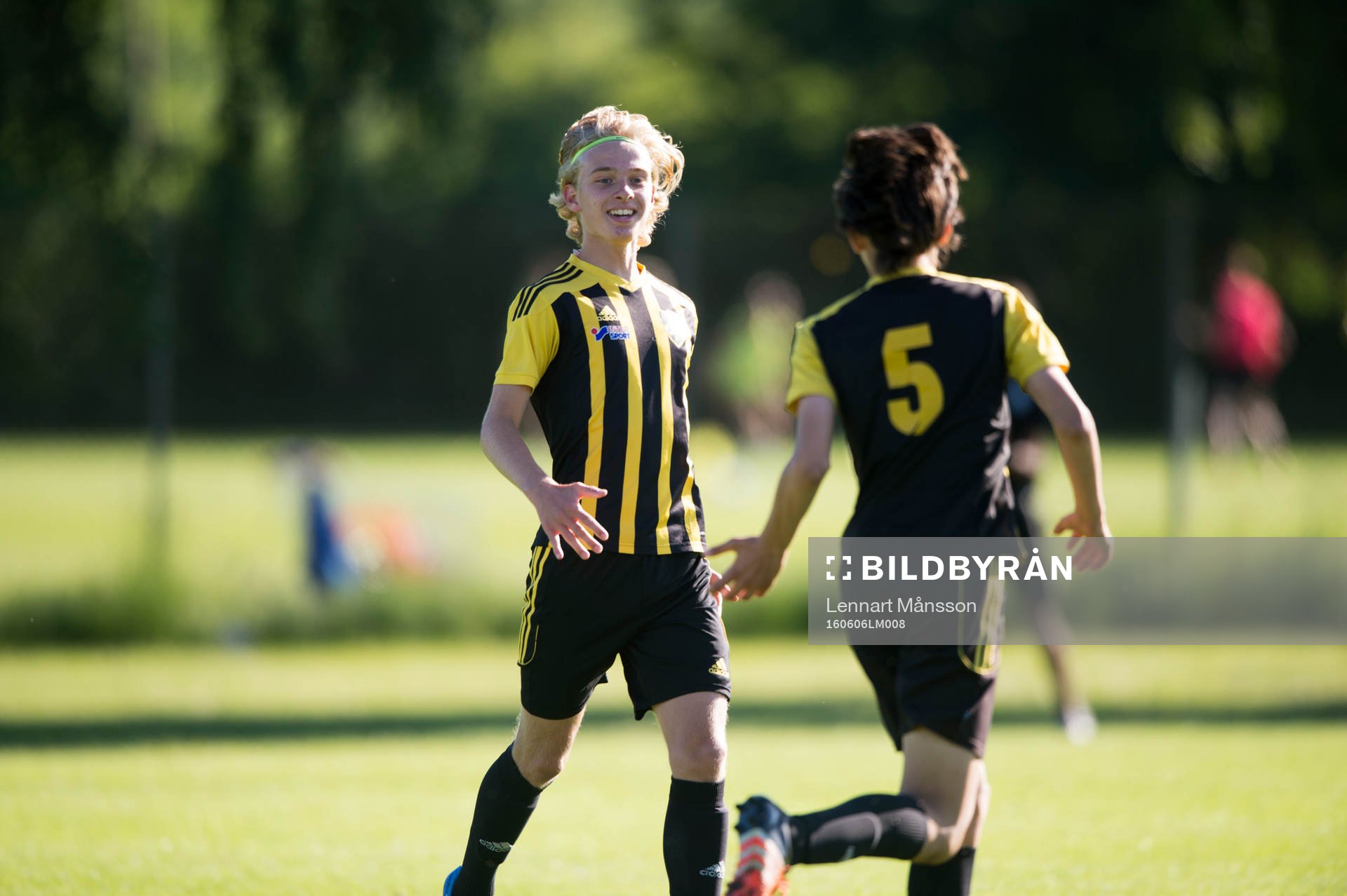 Måljubel av IFK Hässleholms Viktor Holmberg i matchen för pojkar födda 2002 mellan IFK Hässleholm och Hässleholms IF i Hässleholm 6 juni 2016.