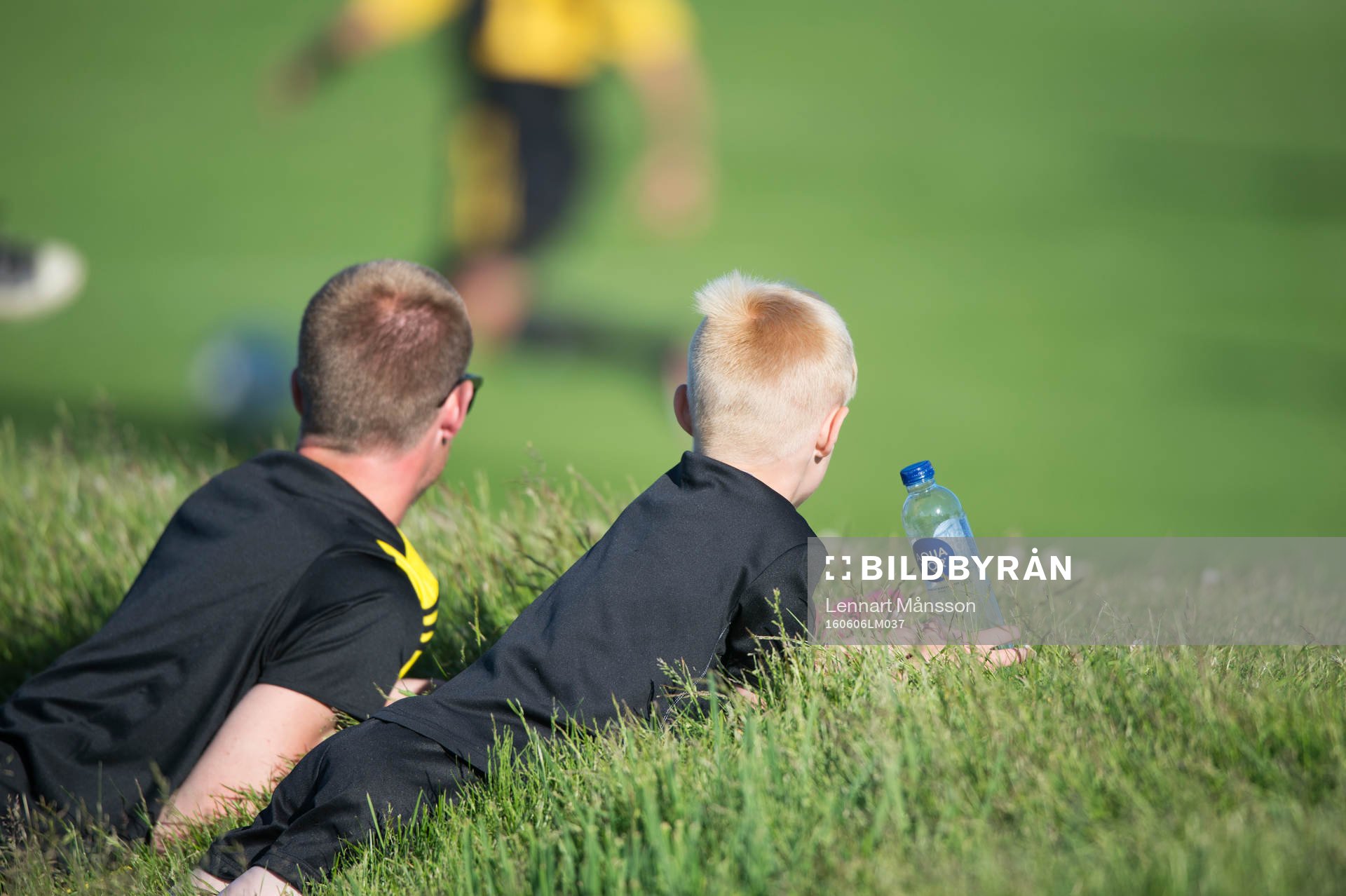 Far och son i matchen för pojkar födda 2002 mellan IFK
