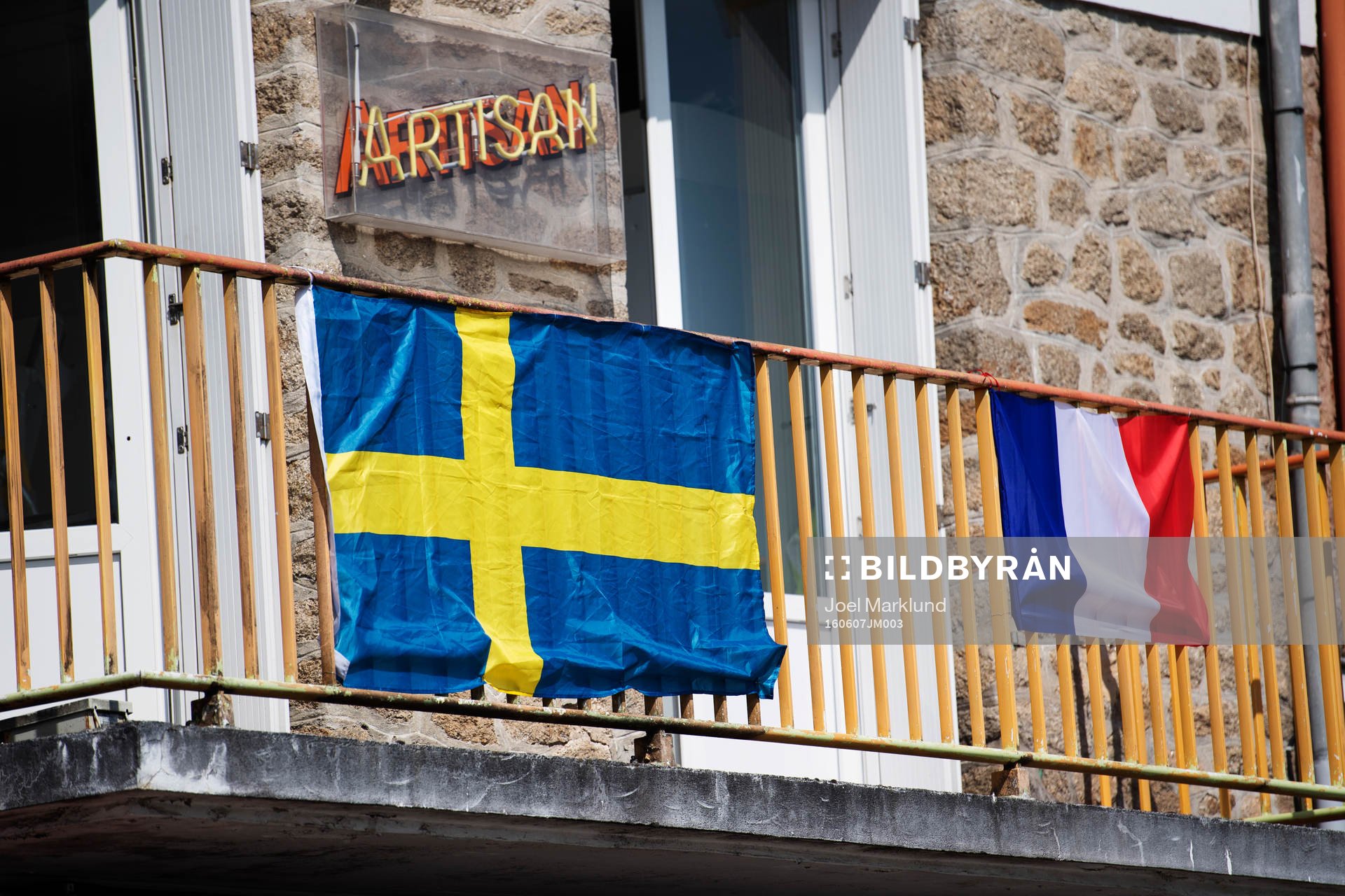 Sveriges och Frankrikes flagga hänger på en husfasad