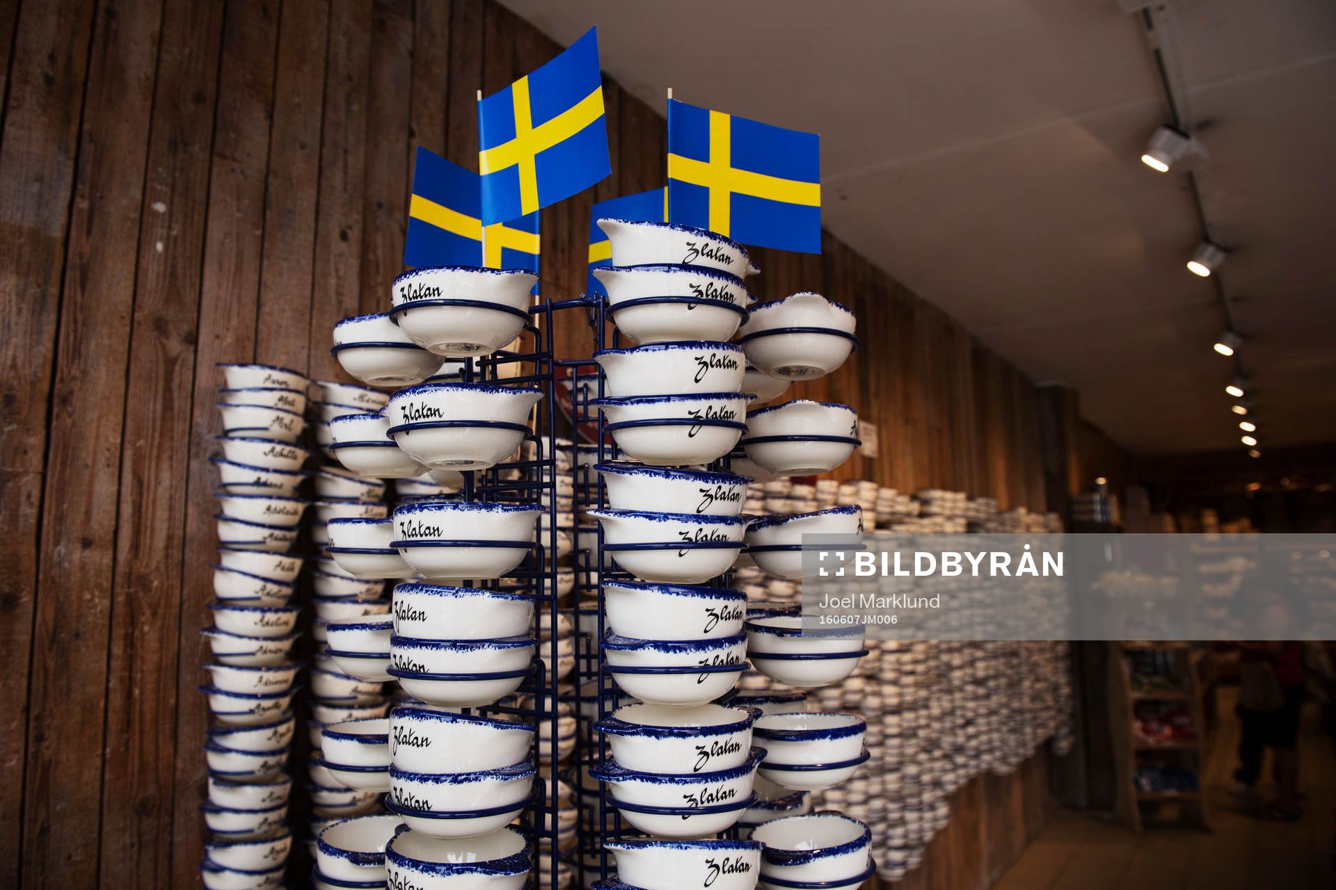 Keramikskålar med Zlatan Ibrahimovics namn på i en butik