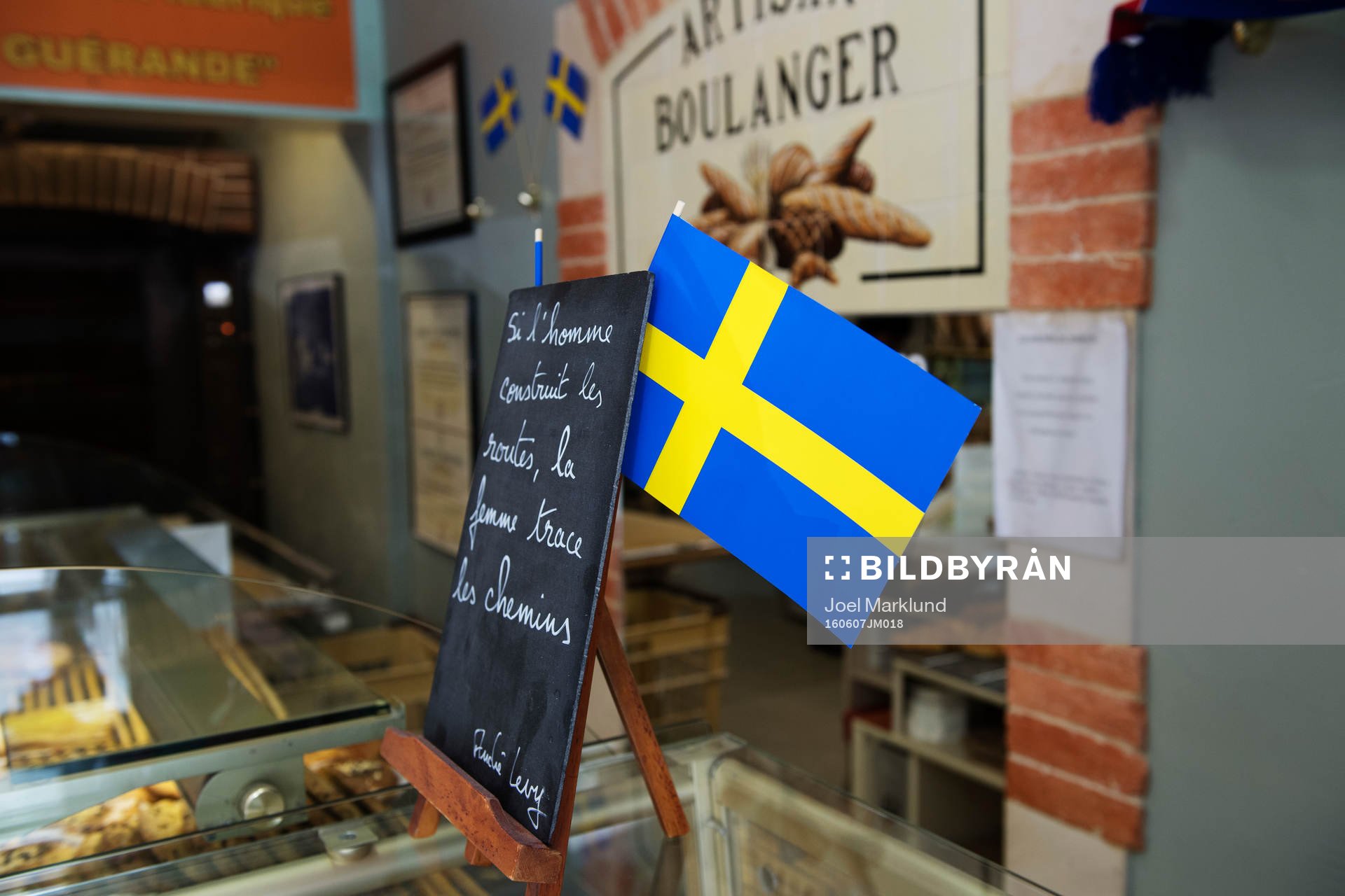 Sveriges flagga i ett bageri