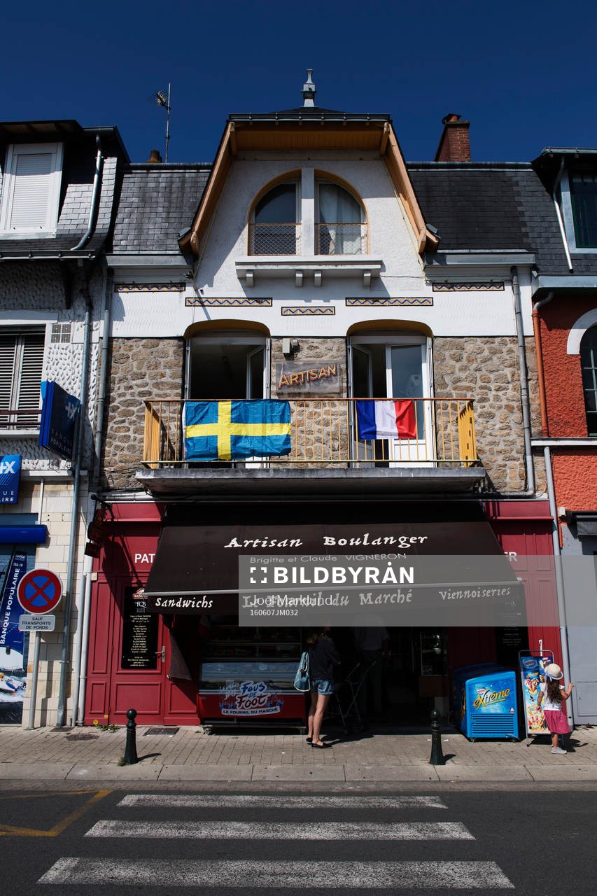 Sveriges och Frankrikes flagga hänger på en husfasad
