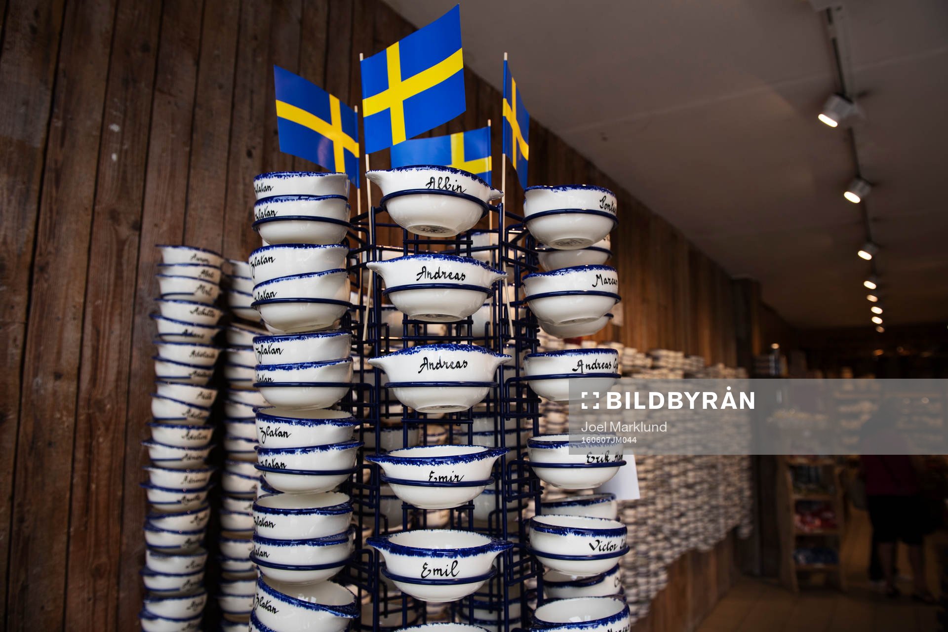 Keramikskålar med namn på Sveriges spelare i en butik