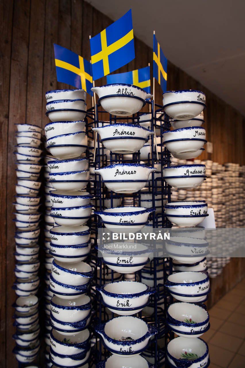 Keramikskålar med namn på Sveriges spelare i en butik