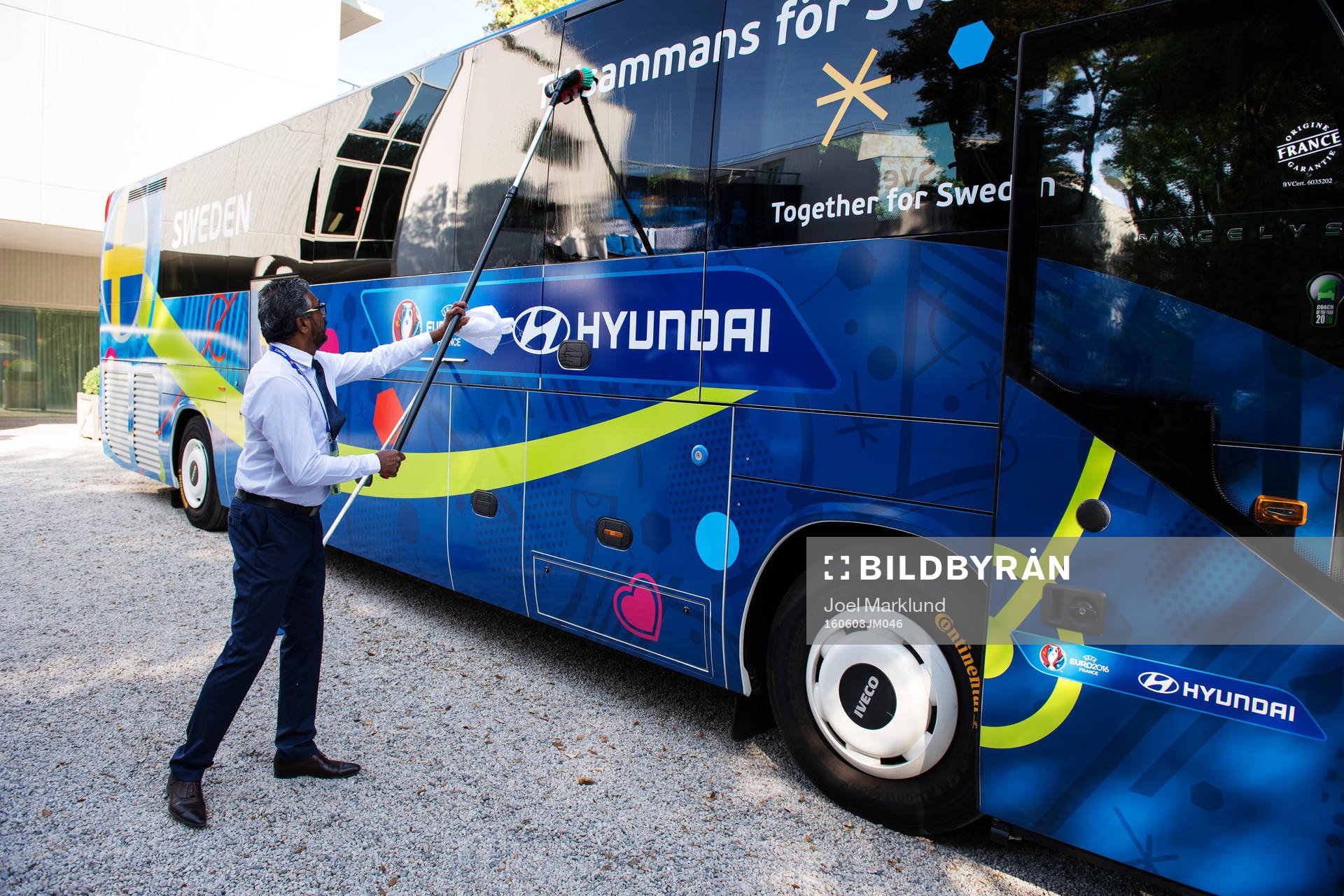 En man tvättar lagbussen