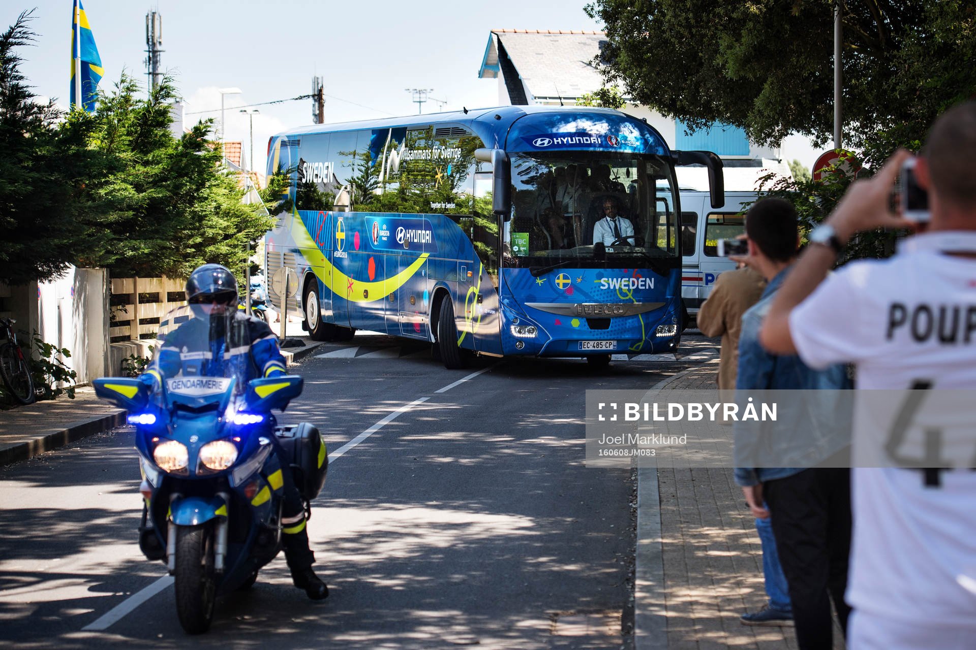 Sveriges lag anländer i sin spelarbuss till sitt hotell