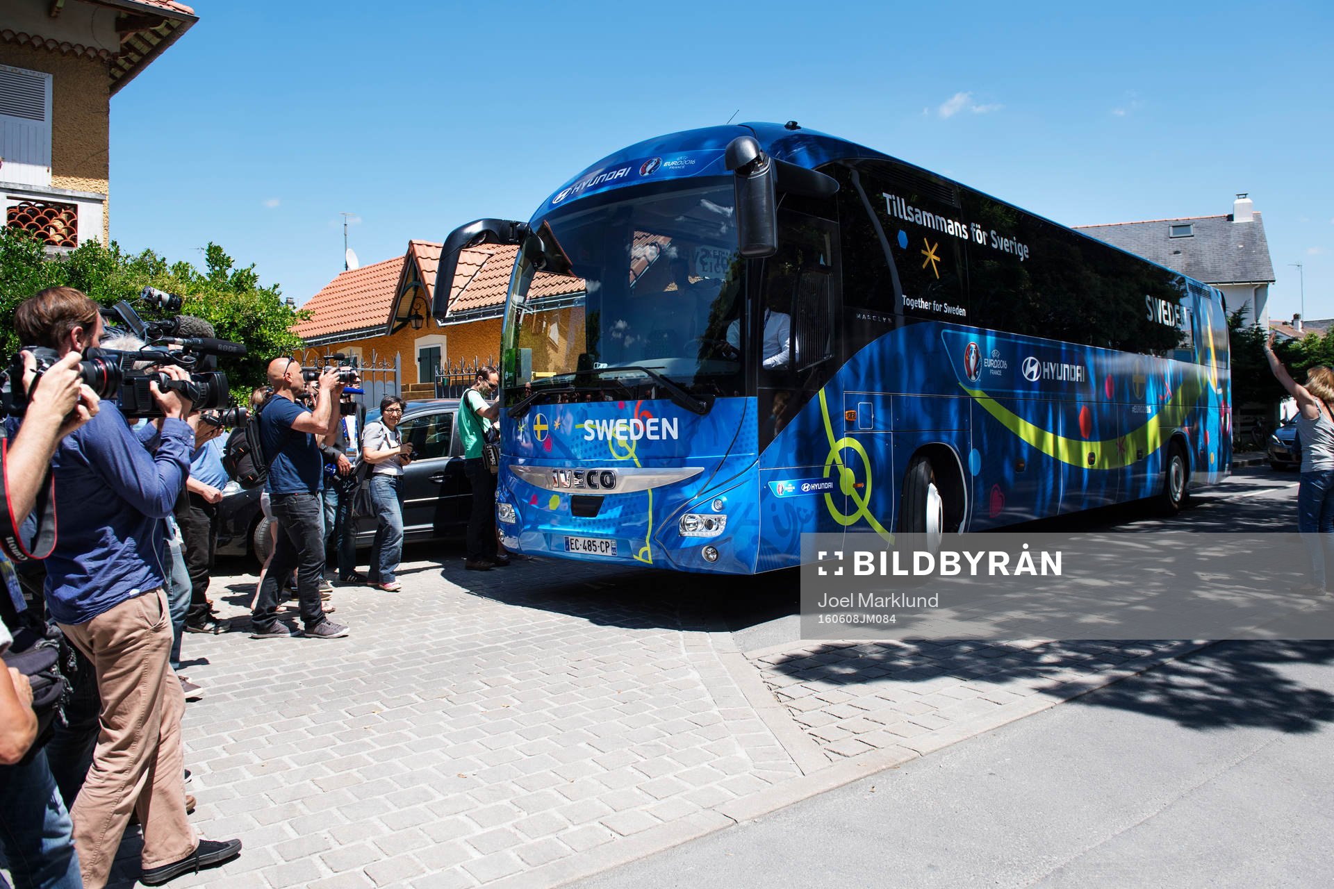 Sveriges lag anländer i sin spelarbuss till sitt hotell