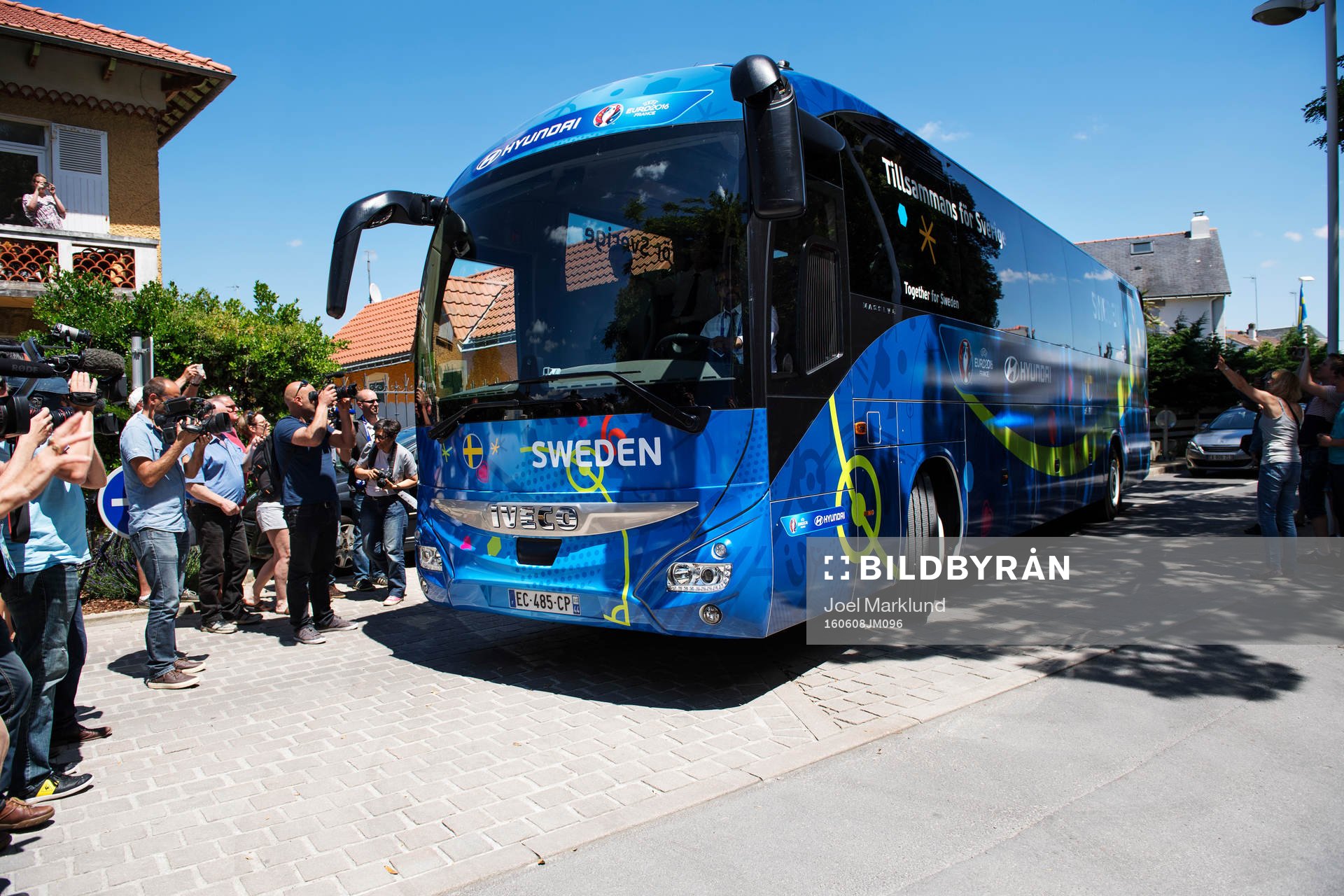 Sveriges lag anländer i sin spelarbuss till sitt hotell