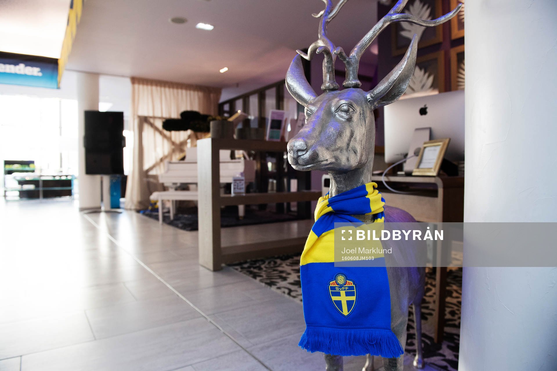 En prydnad i form av ett rådjur med en svensk flagga