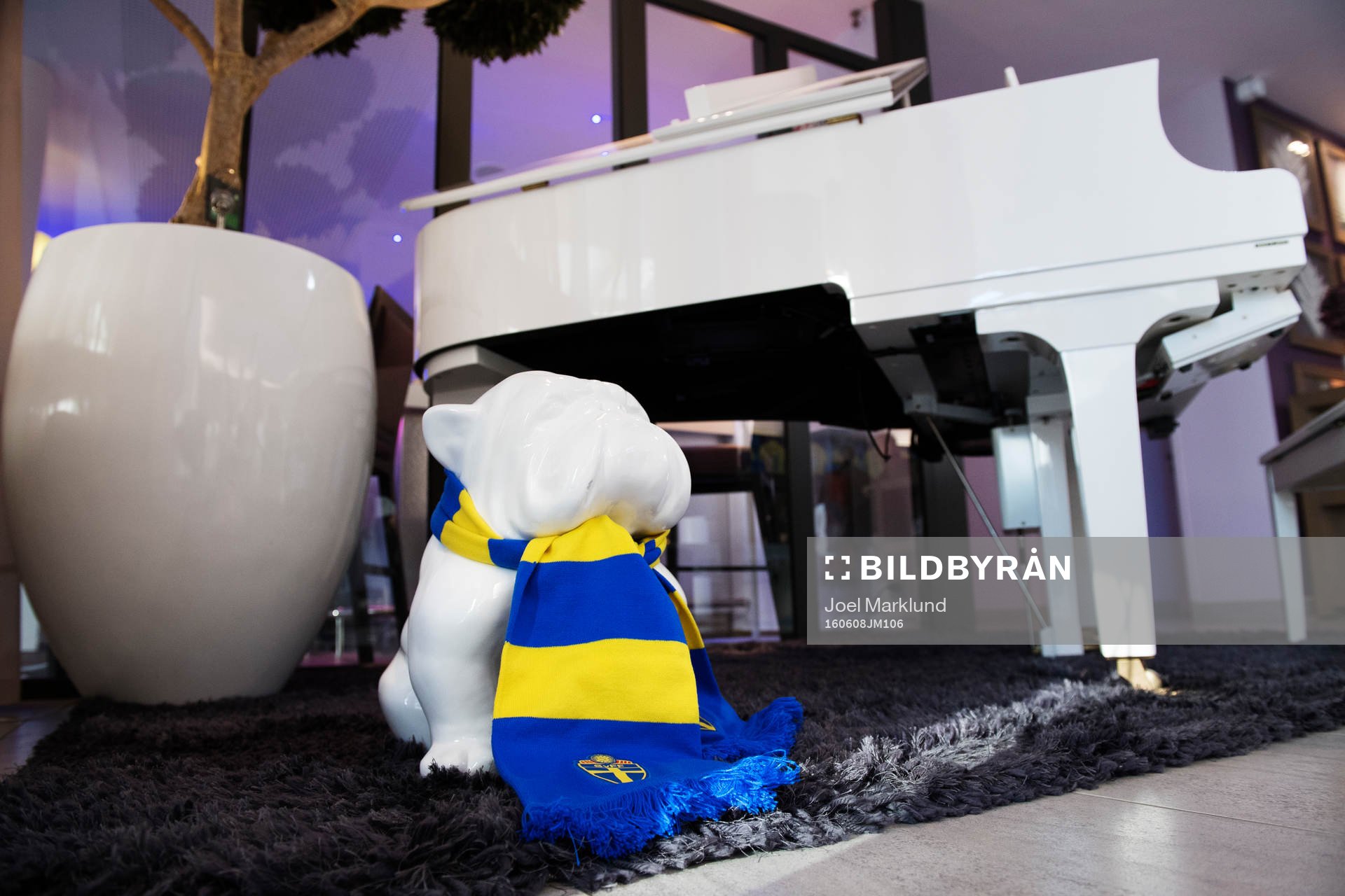 En prydnad i form av en hund med en svensk flagga