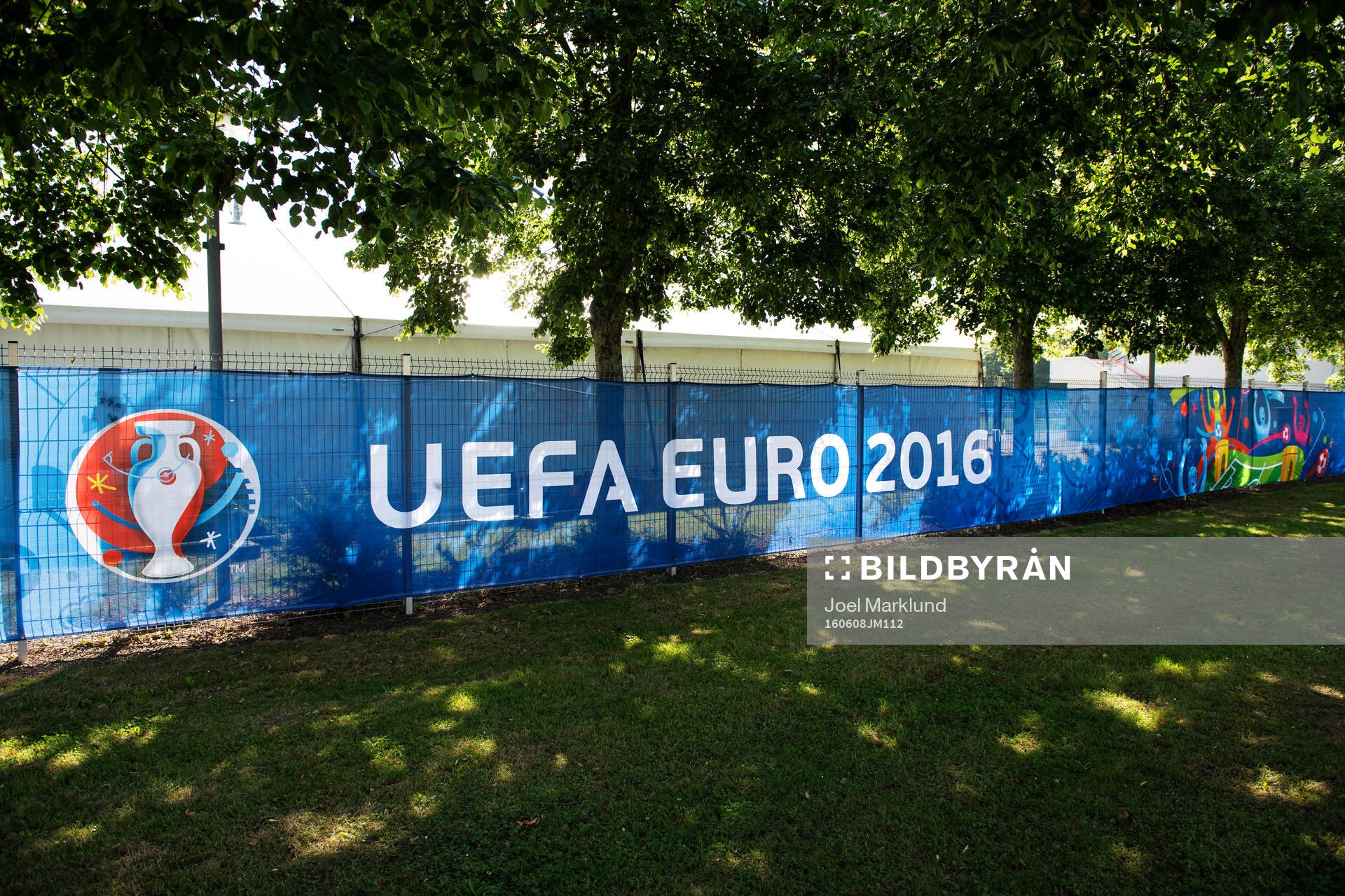 Banner för UEFA Euro 2016 utanför Sveriges träningsanläggning Stade Leo Lagrange under en pressvisning inför fotbolls-EM den 8 juni 2016 i Pornichet.