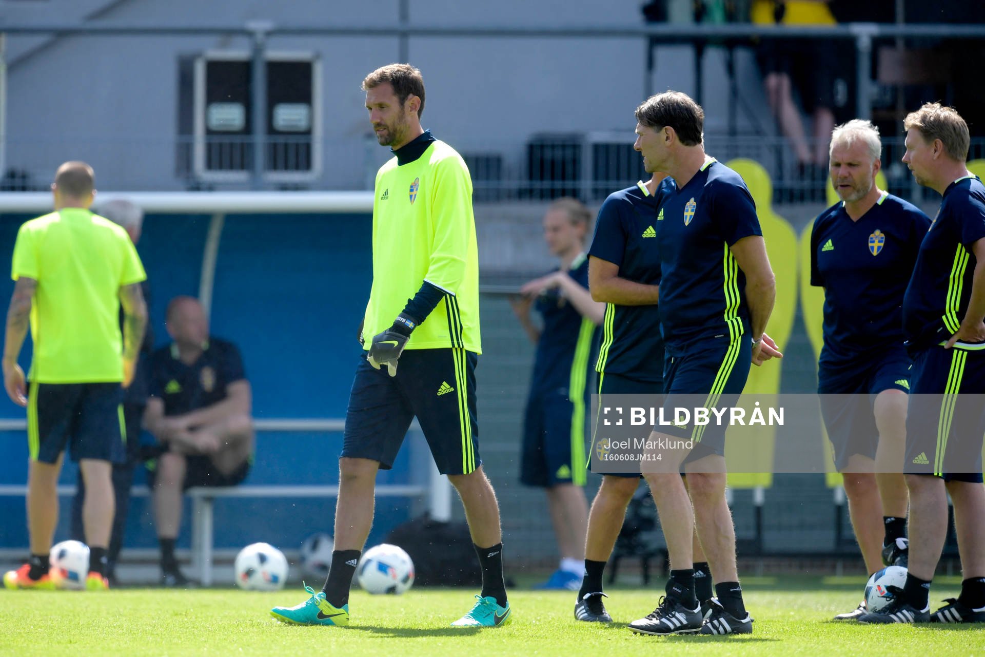Sveriges målvakt Andreas Isaksson och assisterande