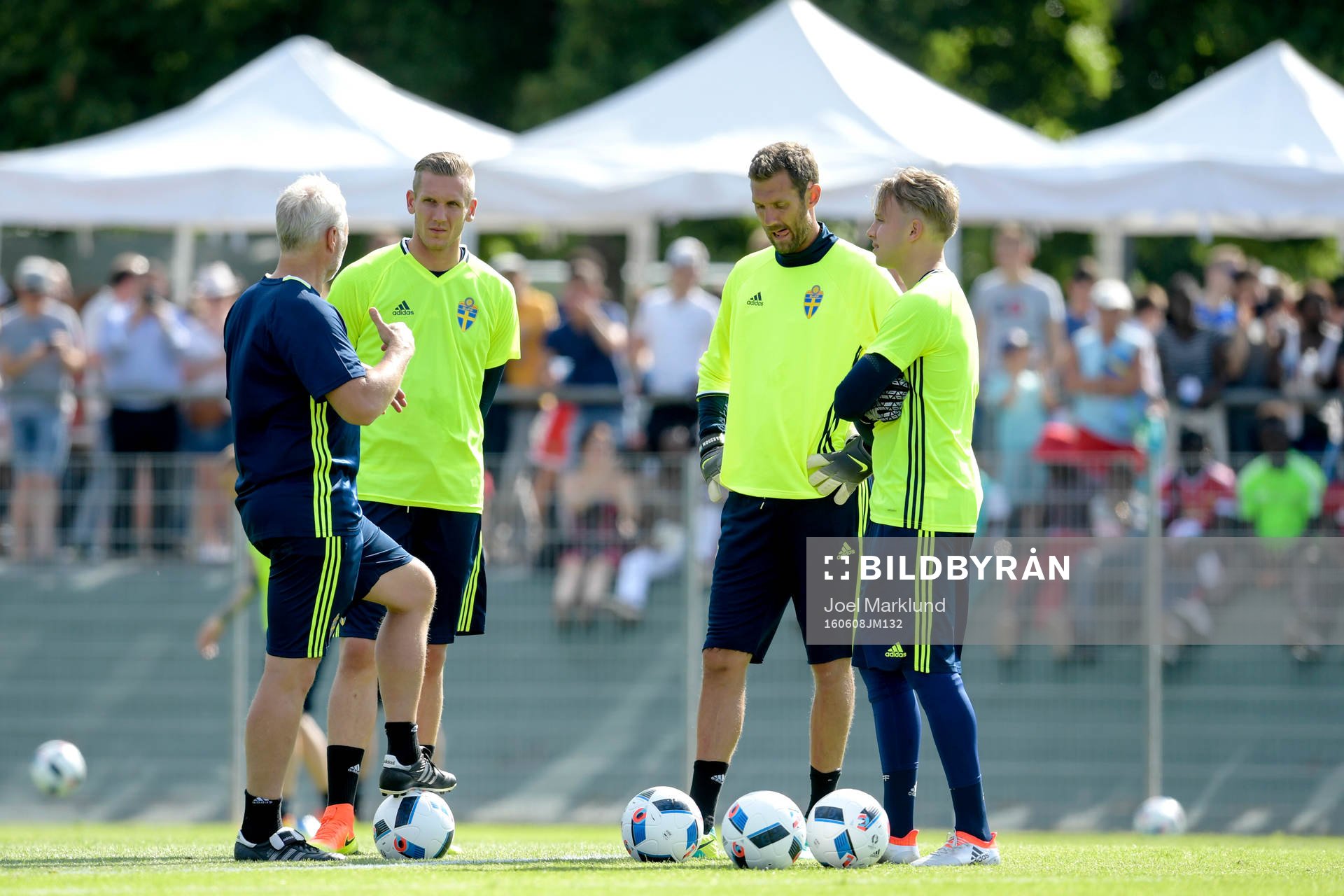 Sveriges målvaktstränare Lars Eriksson pratar med målvakt Robin Olsen, målvakt Andreas Isaksson och målvakt Patrik Carlgren under Sveriges fotbollslandslags träning inför fotbolls-EM den 8 juni 2016 i Saint-Nazaire.