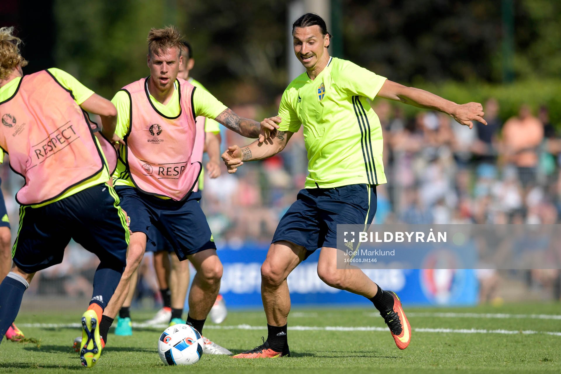 Sveriges Pontus Jansson och Zlatan Ibrahimovic under Sveriges fotbollslandslags träning inför fotbolls-EM den 8 juni 2016 i Saint-Nazaire.