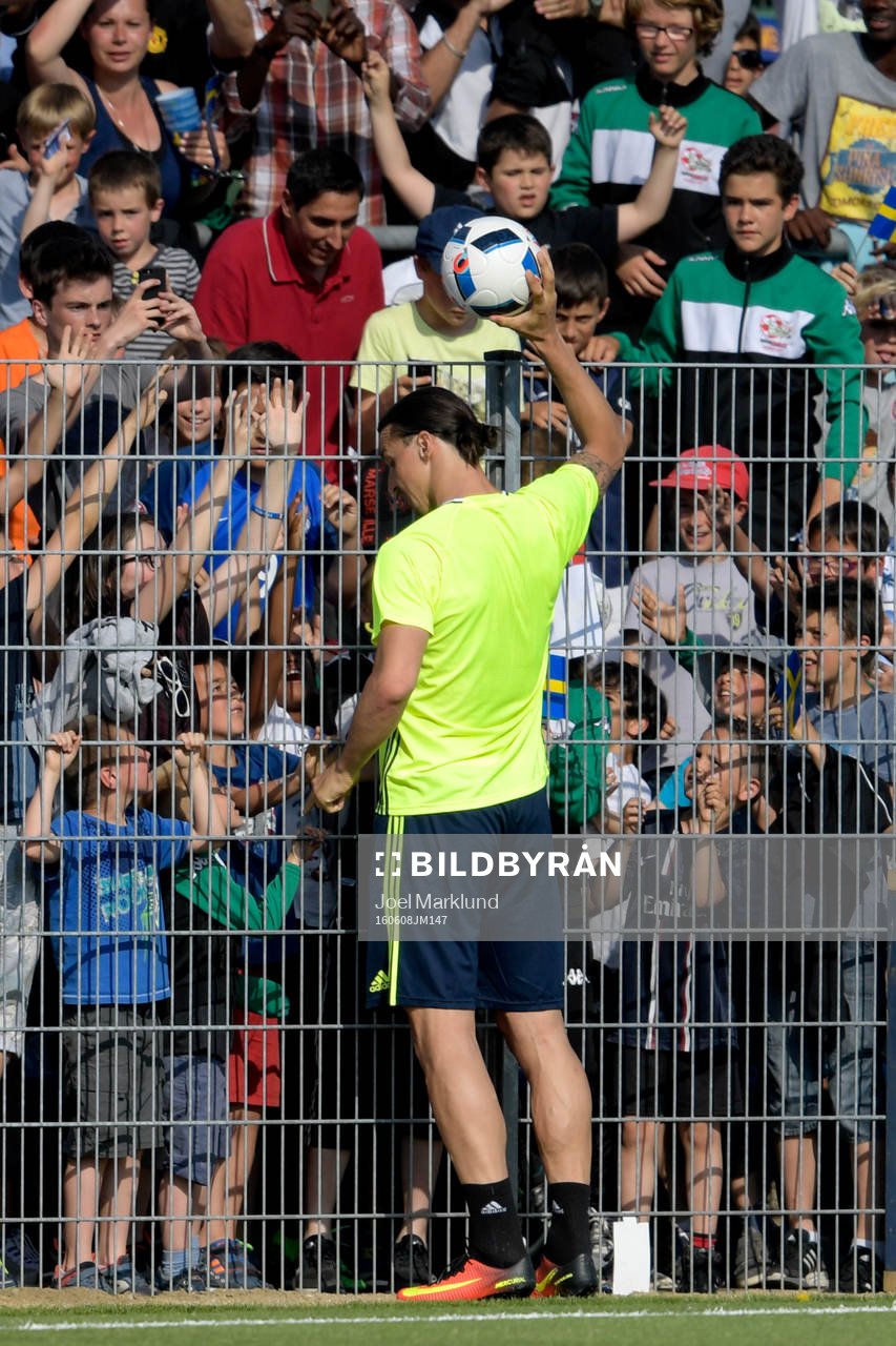 Sveriges Zlatan Ibrahimovic ger bort en boll till fansen efter Sveriges fotbollslandslags träning inför fotbolls-EM den 8 juni 2016 i Saint-Nazaire.