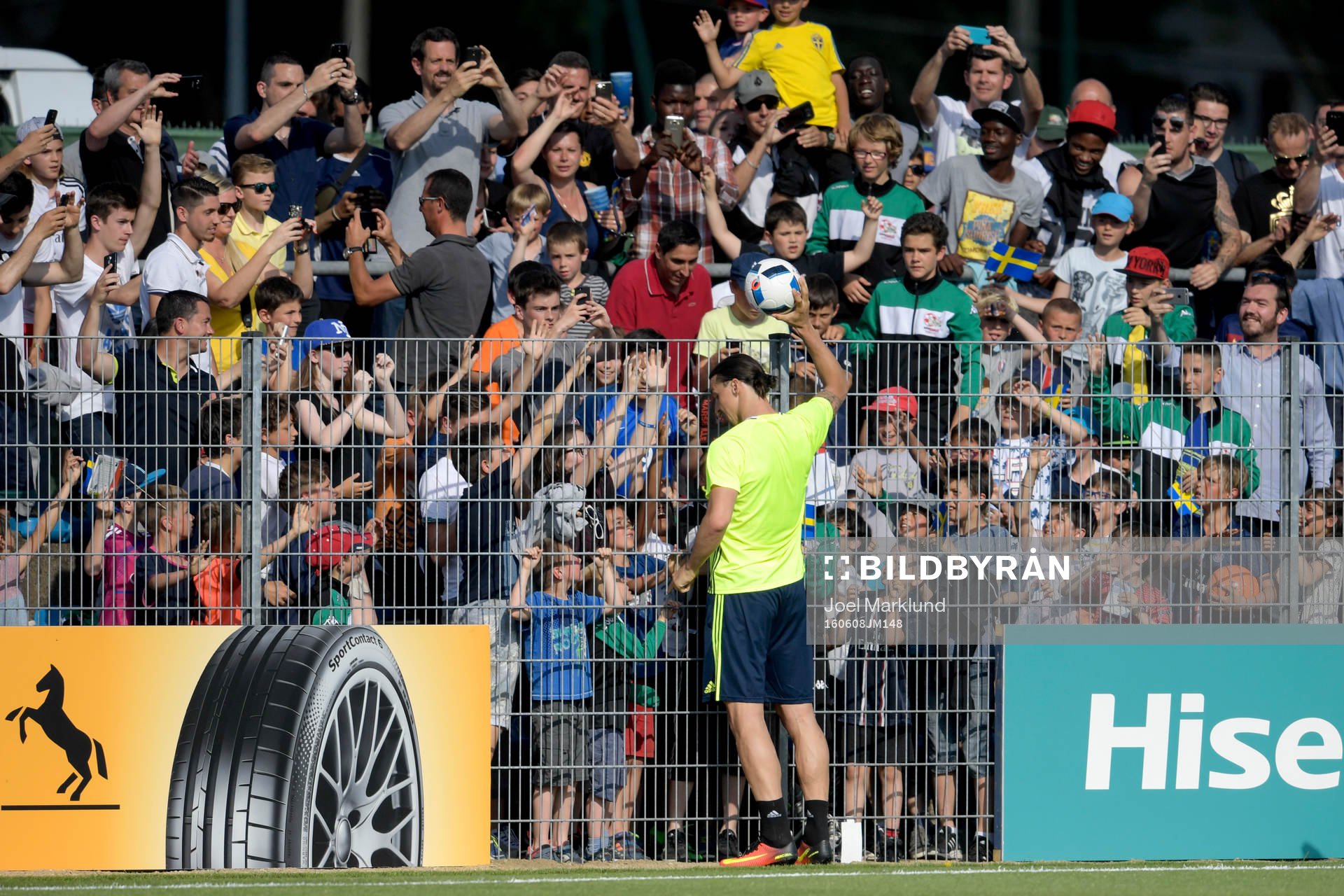 Sveriges Zlatan Ibrahimovic ger bort en boll till fansen efter Sveriges fotbollslandslags träning inför fotbolls-EM den 8 juni 2016 i Saint-Nazaire.