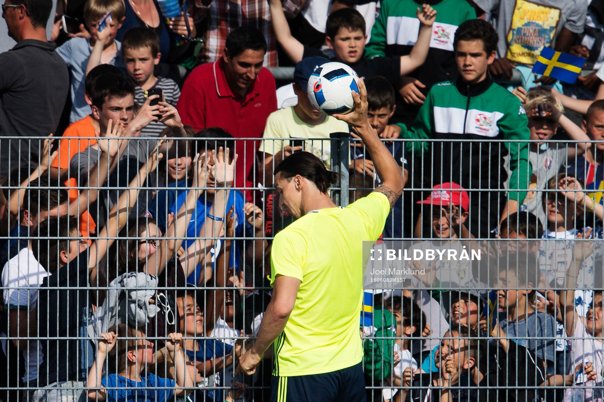 Zlatan Ibrahimovic ger en boll till en liten pojke