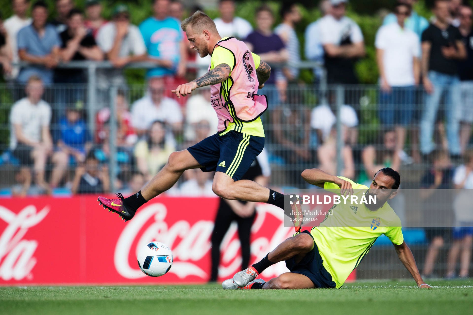 John Guidetti tar sig förbi Erkan Zengin