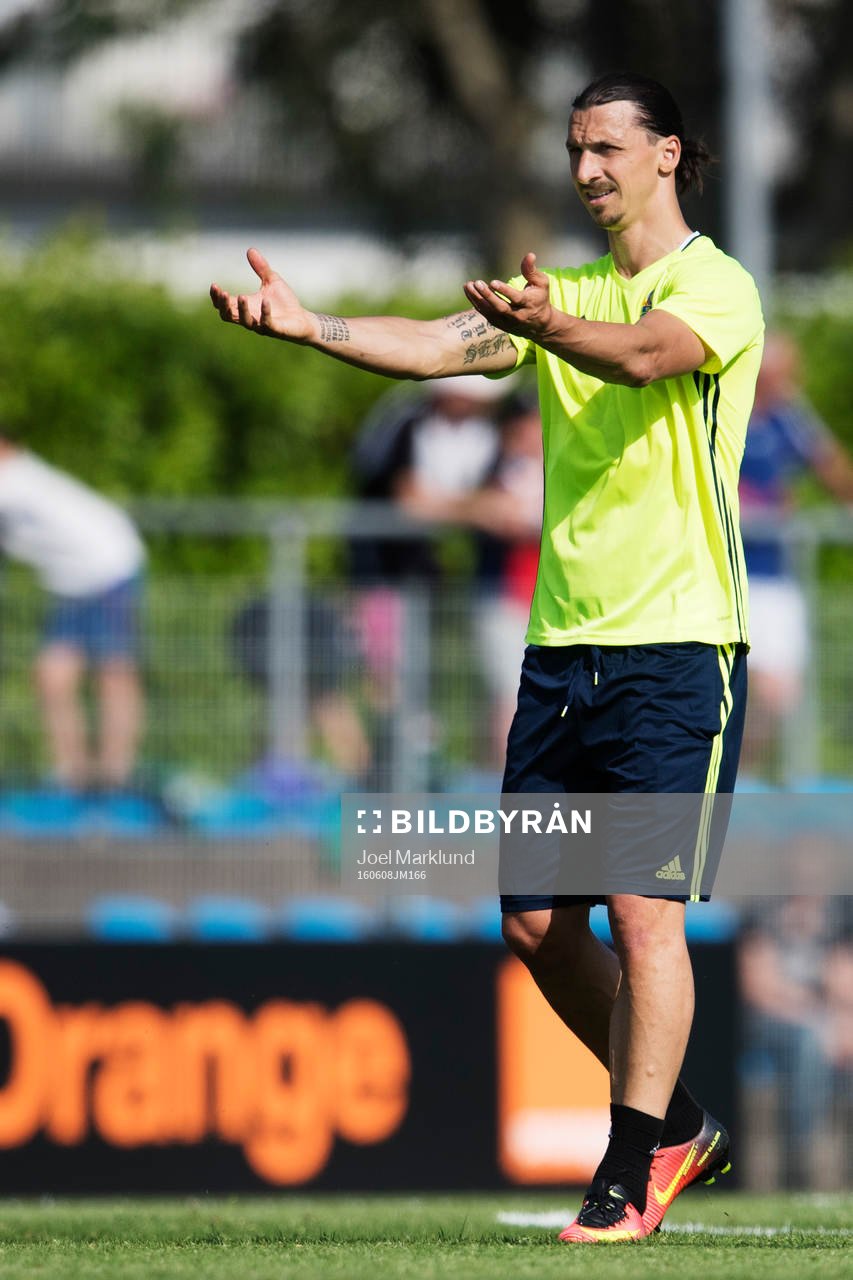 Zlatan Ibrahimovic gestikulerar under Sveriges fotbollslandslags träning inför fotbolls-EM den 8 juni 2016 i Saint-Nazaire.