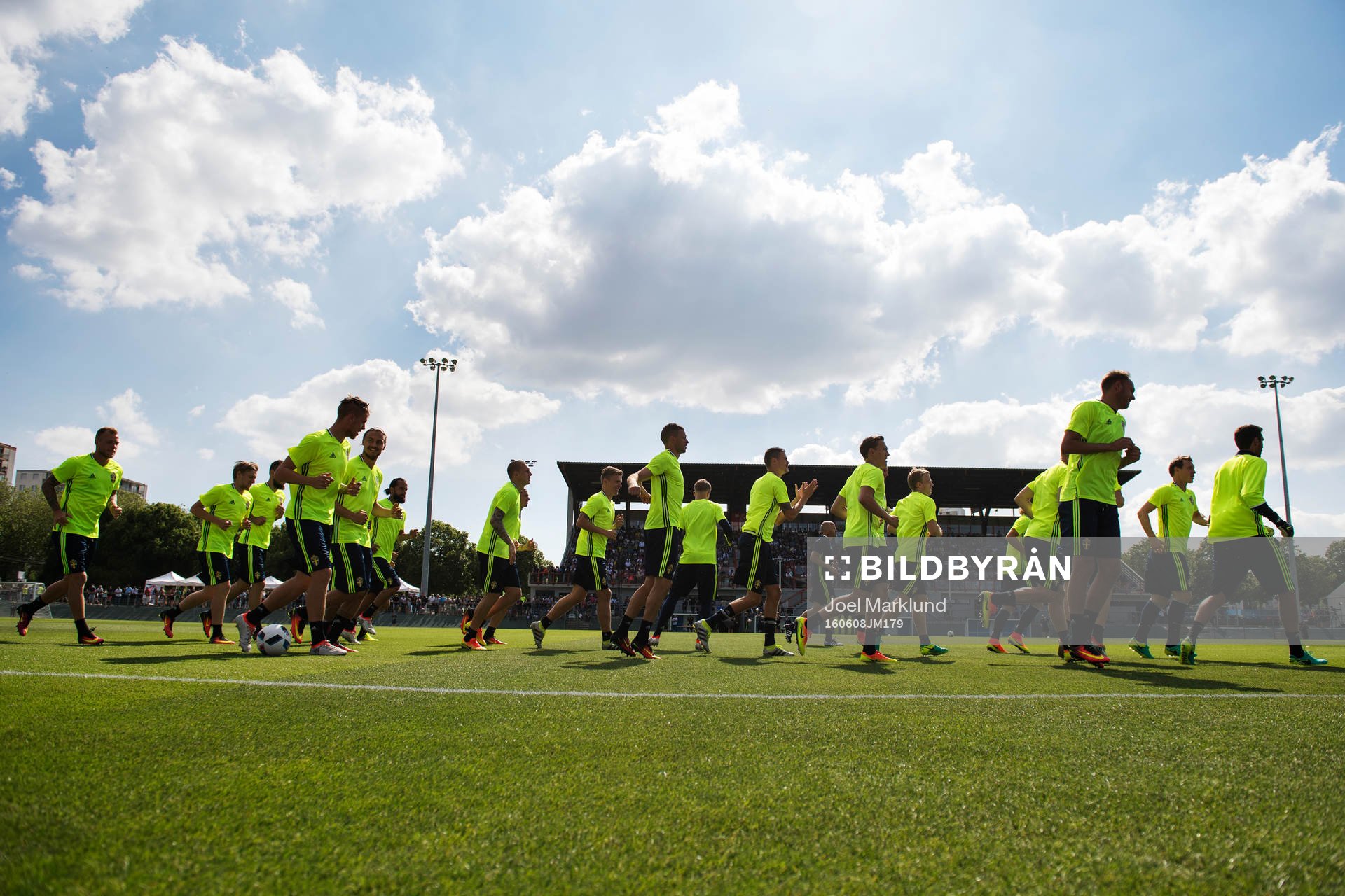 Spelare värmer upp under Sveriges fotbollslandslags träning inför fotbolls-EM den 8 juni 2016 i Saint-Nazaire.