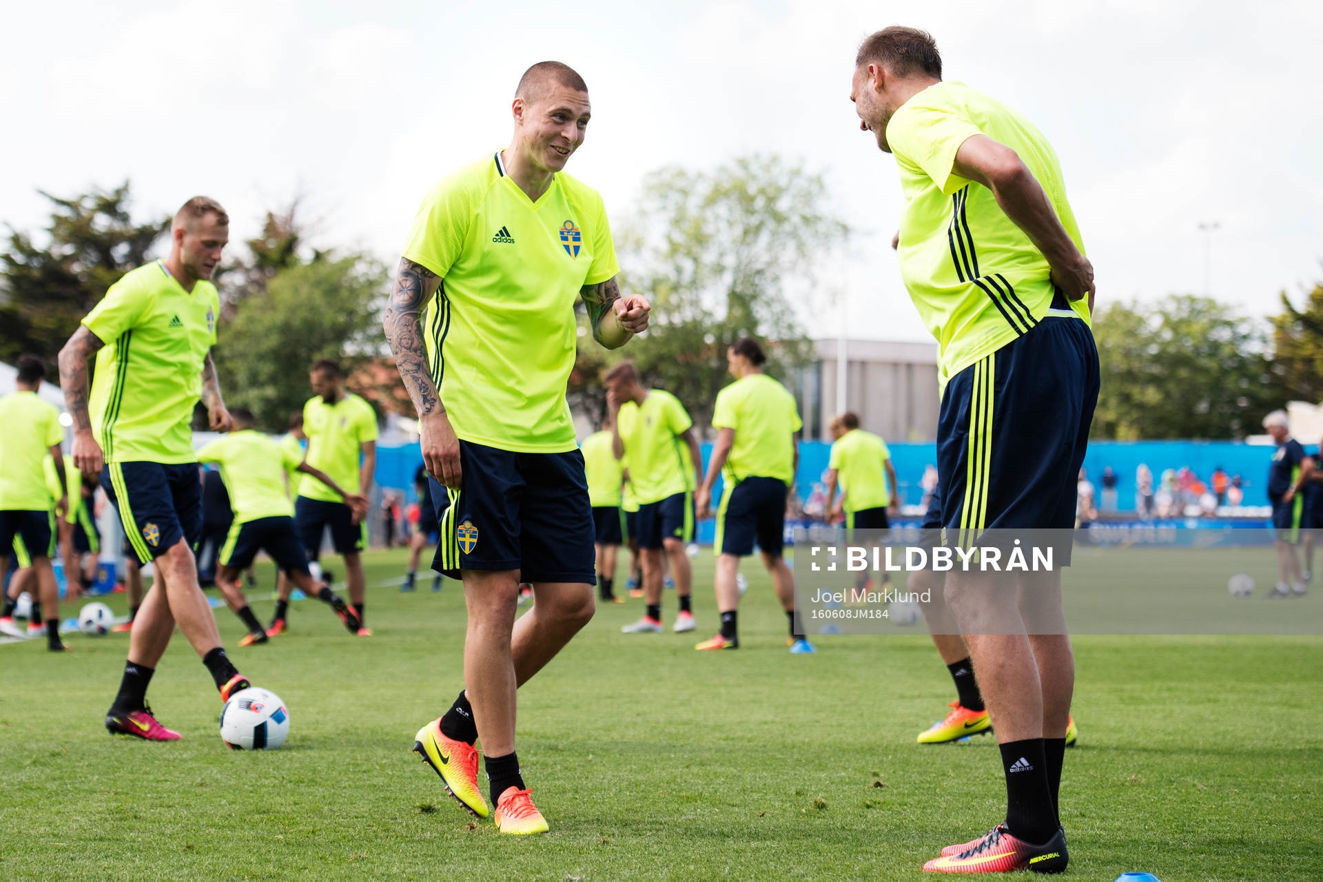Victor Nilsson Lindelöf och Andreas Granqvist skrattar