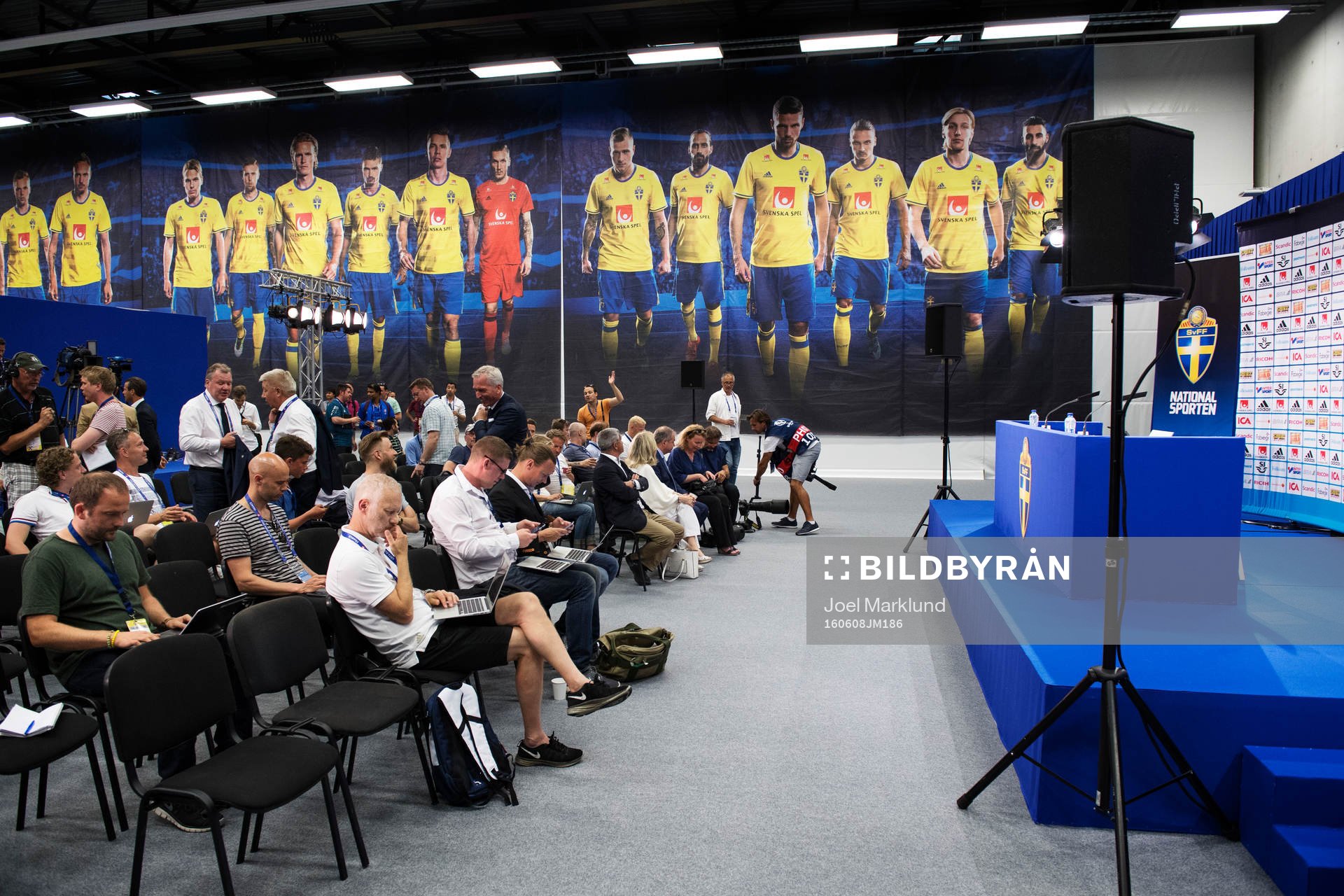 Journalister väntar på att Sveriges fotbollslandslags
