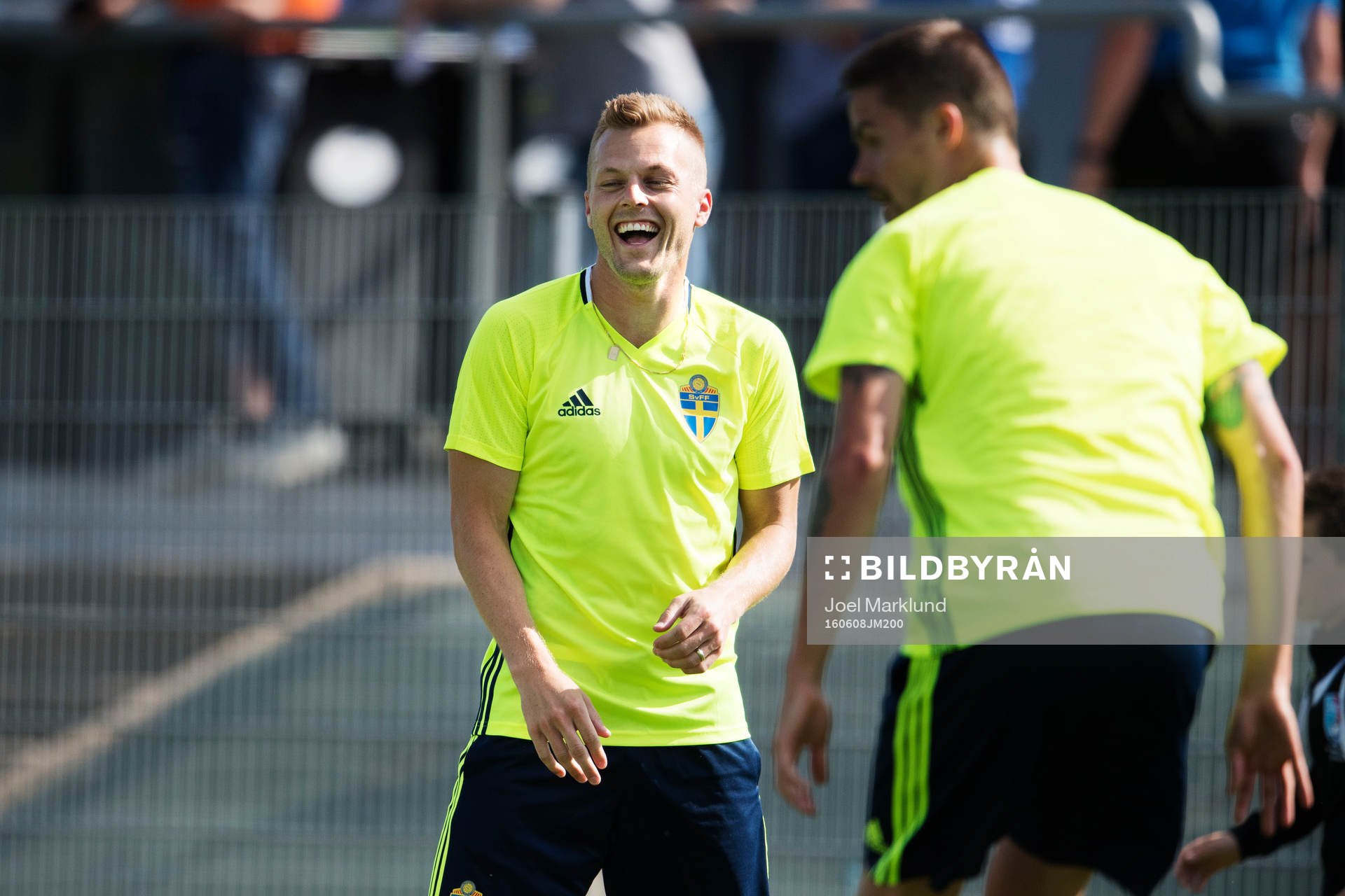 Sebastian Larsson skrattar